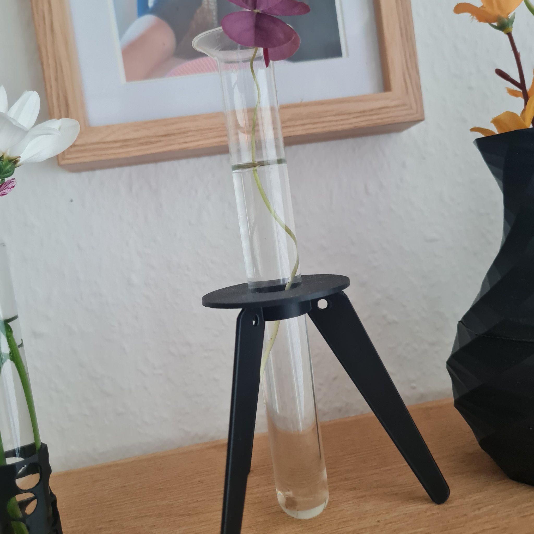 Giá đỡ ba chân cho ống nghiệm trong thí nghiệm khoa học