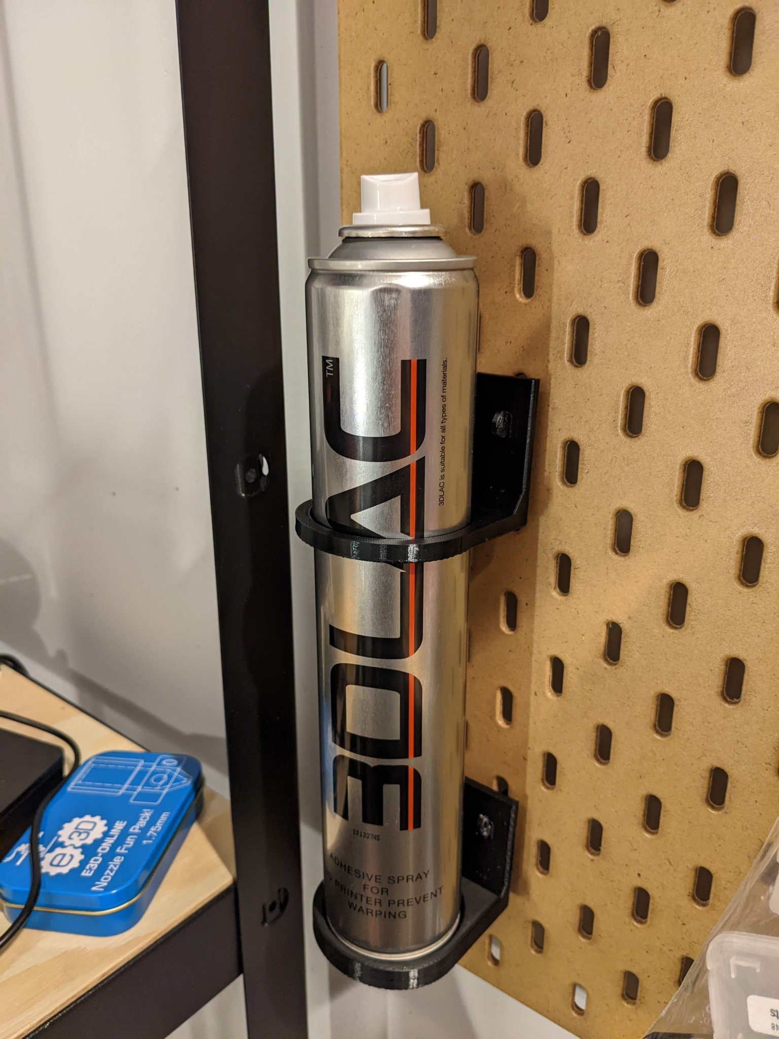 Giá đỡ chai xịt keo Skadis 3DLAC cho bàn làm việc