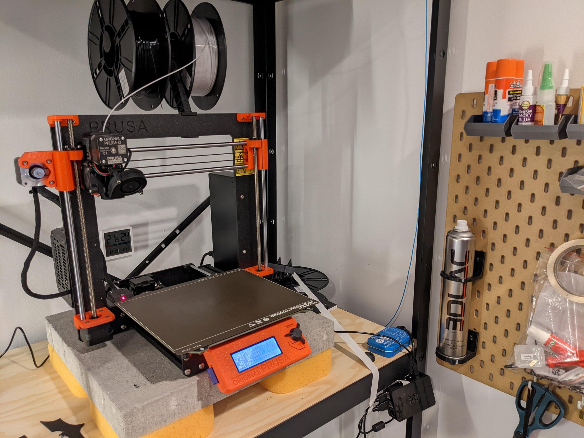 Giá đỡ chai xịt keo Skadis 3DLAC cho bàn làm việc