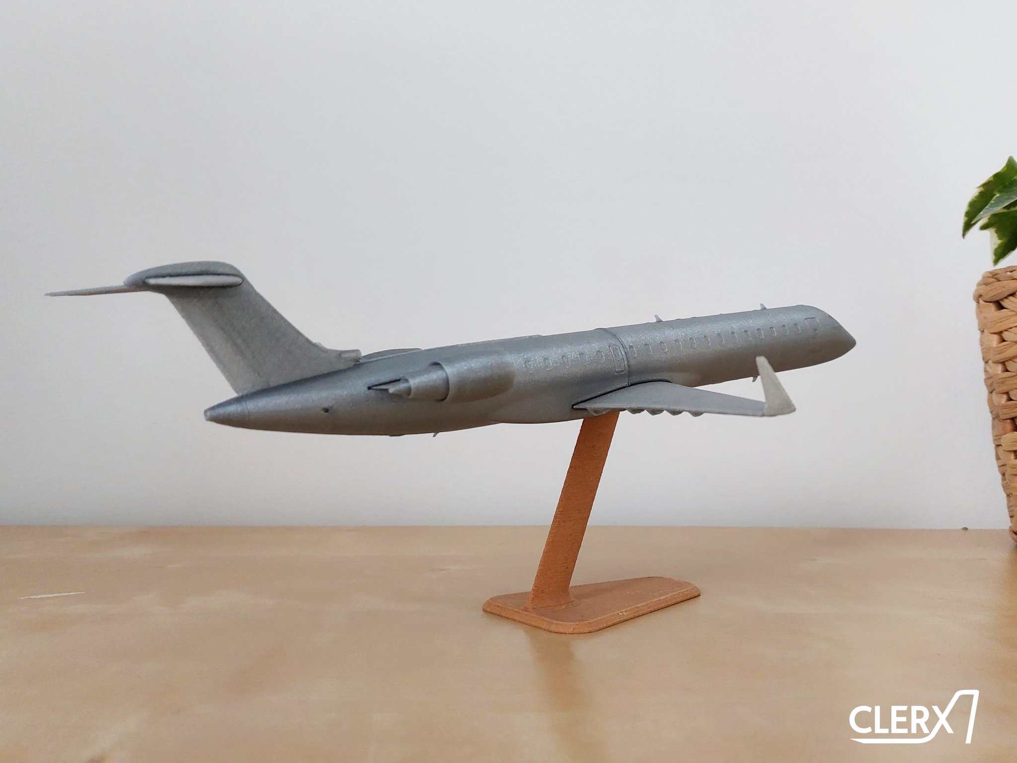 Mô hình máy bay Bombardier CRJ700 tỷ lệ 1:100