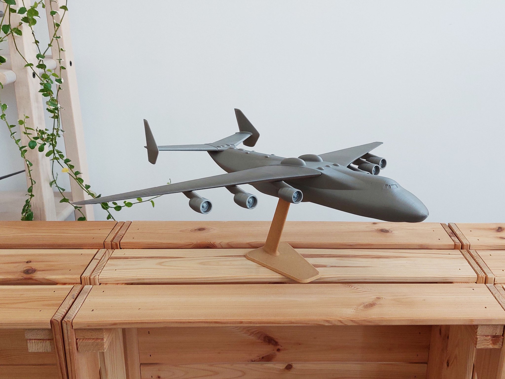 Mô hình máy bay vận tải Antonov An-225 Mriya tỉ lệ 1:200