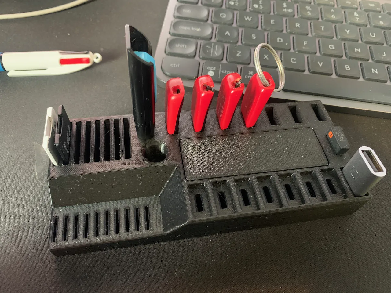 Giá đỡ thẻ SD và USB để bàn với nhiều khe cắm