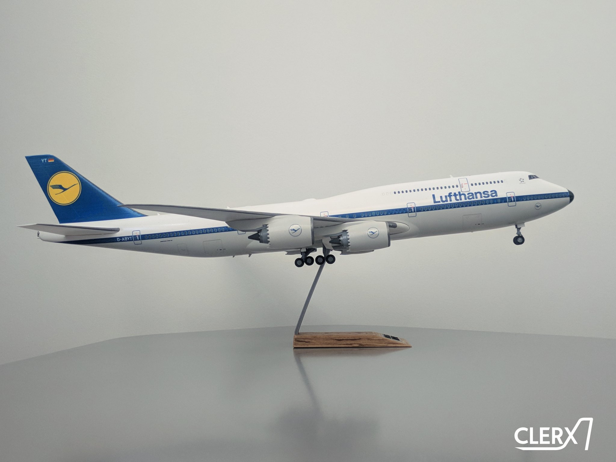 Mô hình máy bay Boeing 747-8 tỉ lệ 1:144