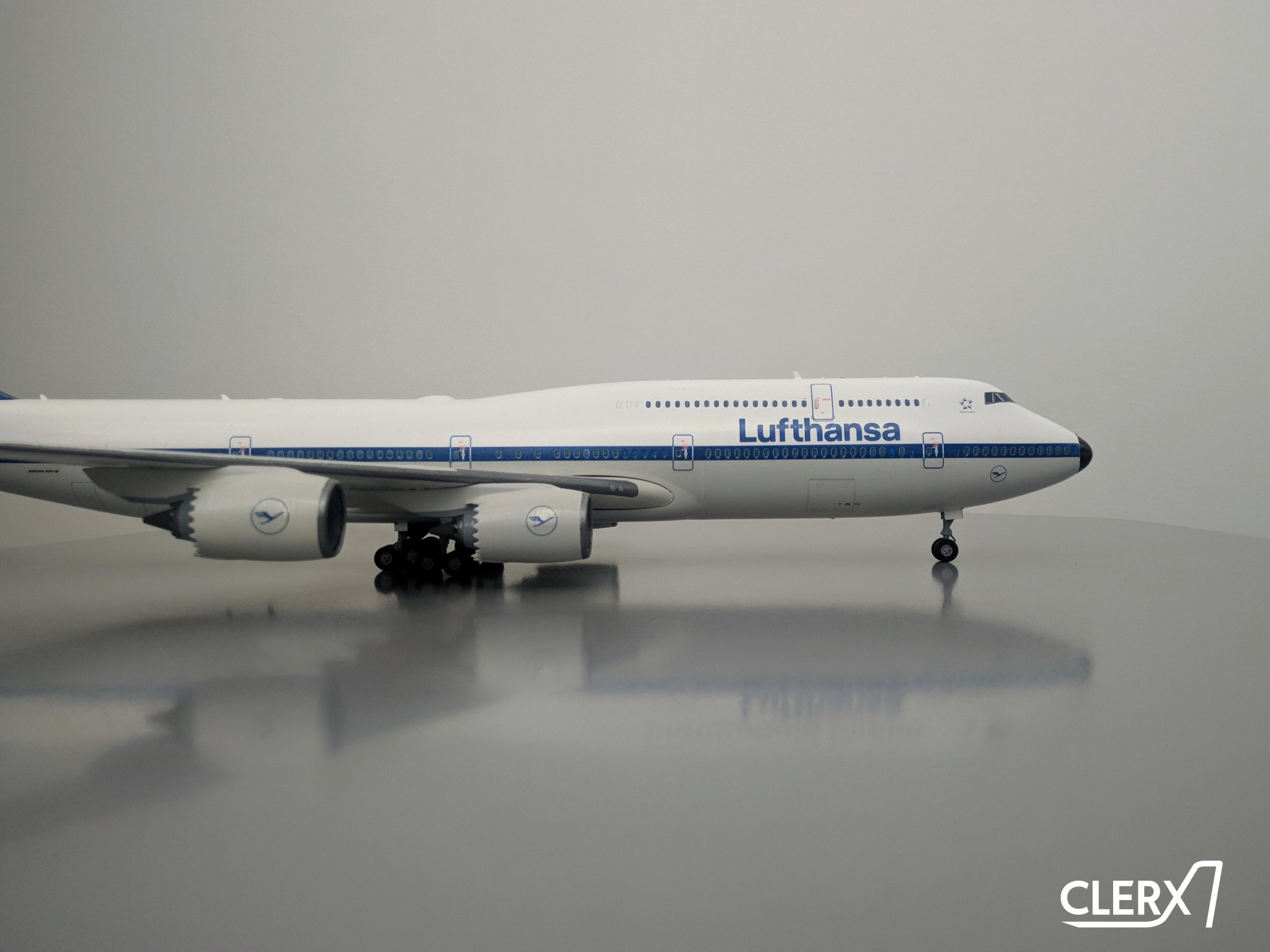 Mô hình máy bay Boeing 747-8 tỉ lệ 1:144
