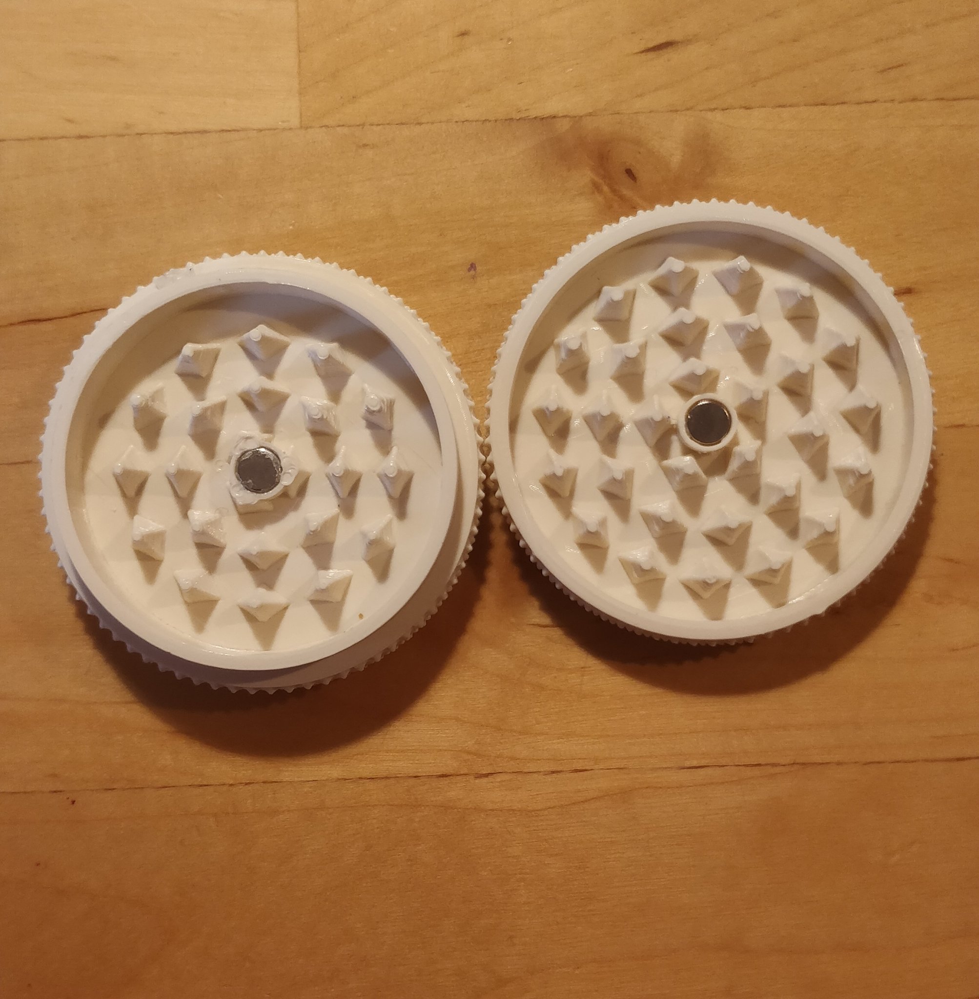 Máy xay thảo mộc với chỗ gắn nam châm