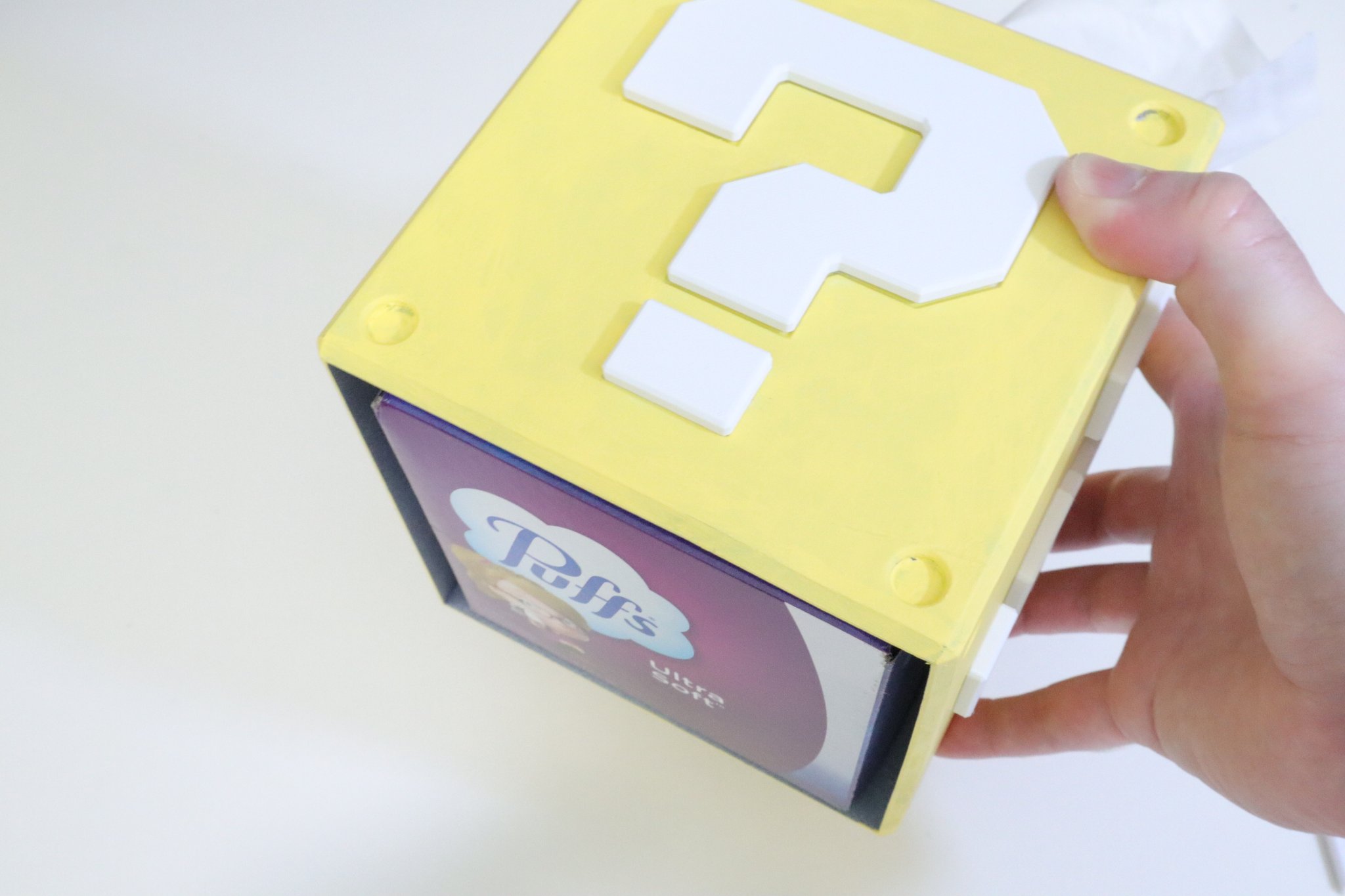 Lò xo giữ cho nắp hộp giấy ăn chắc chắn