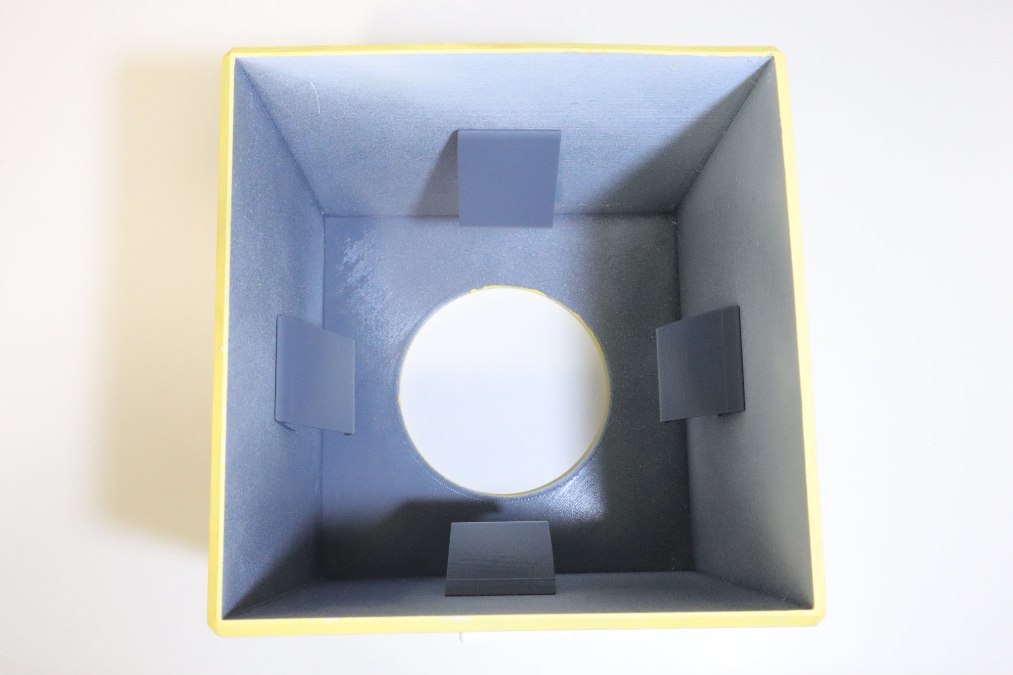 Lò xo giữ cho nắp hộp giấy ăn chắc chắn