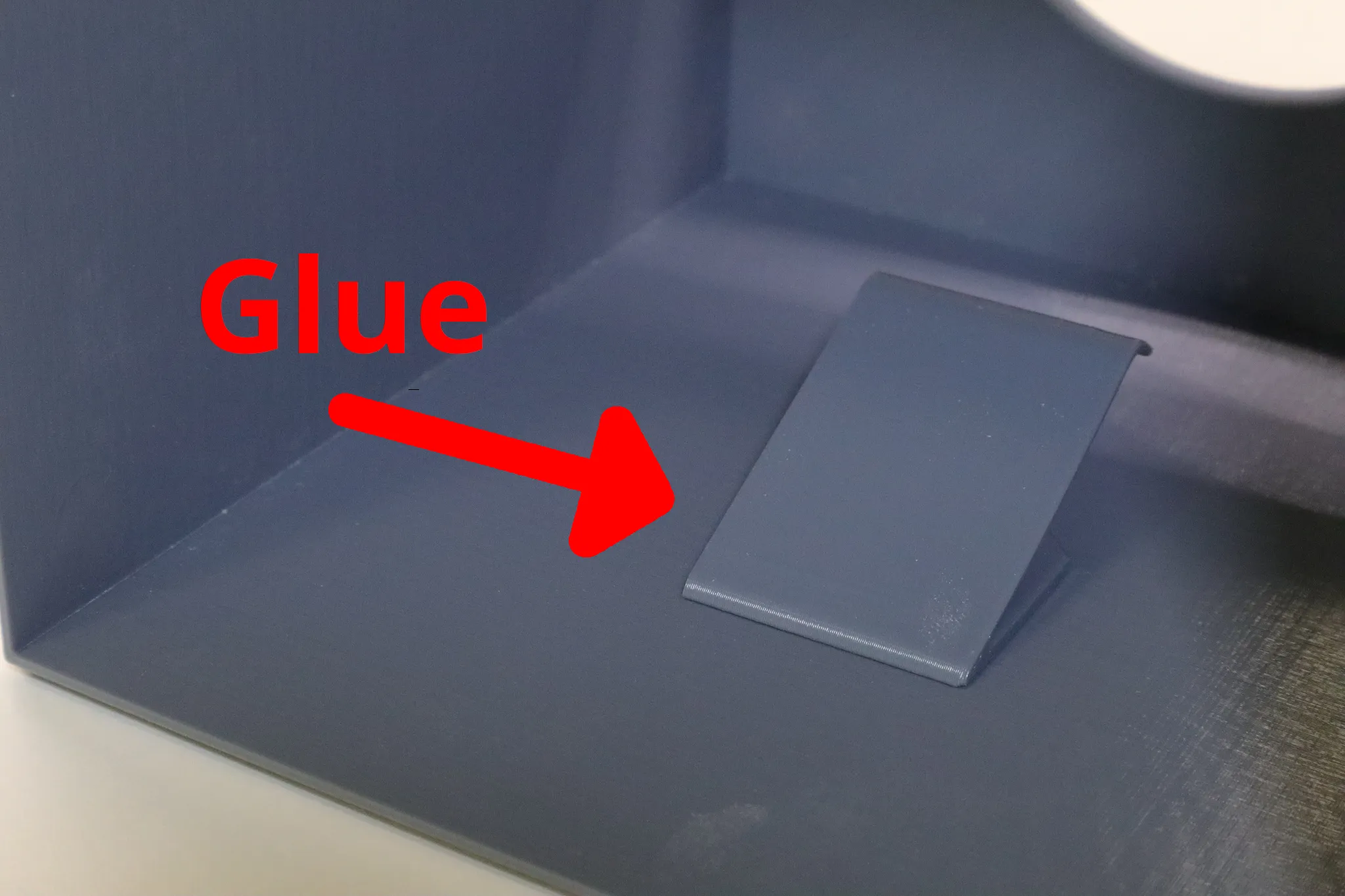 Lò xo giữ cho nắp hộp giấy ăn chắc chắn