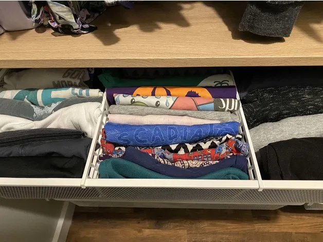 Chia ngăn giỏ dây IKEA Boaxel có cơ chế trượt