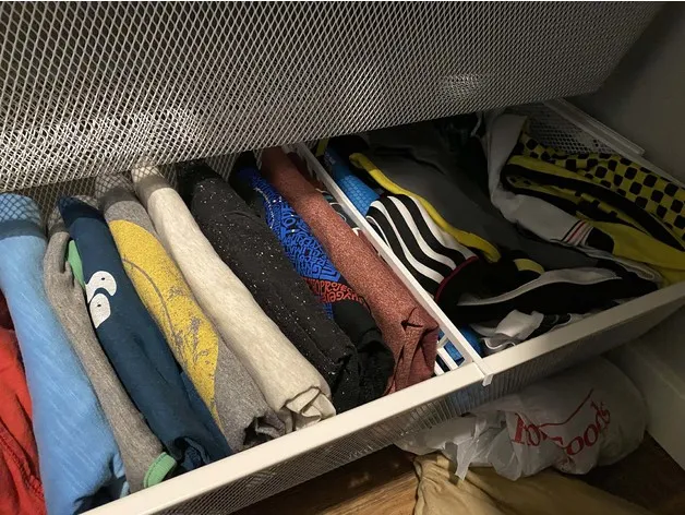 Chia ngăn giỏ dây IKEA Boaxel có cơ chế trượt