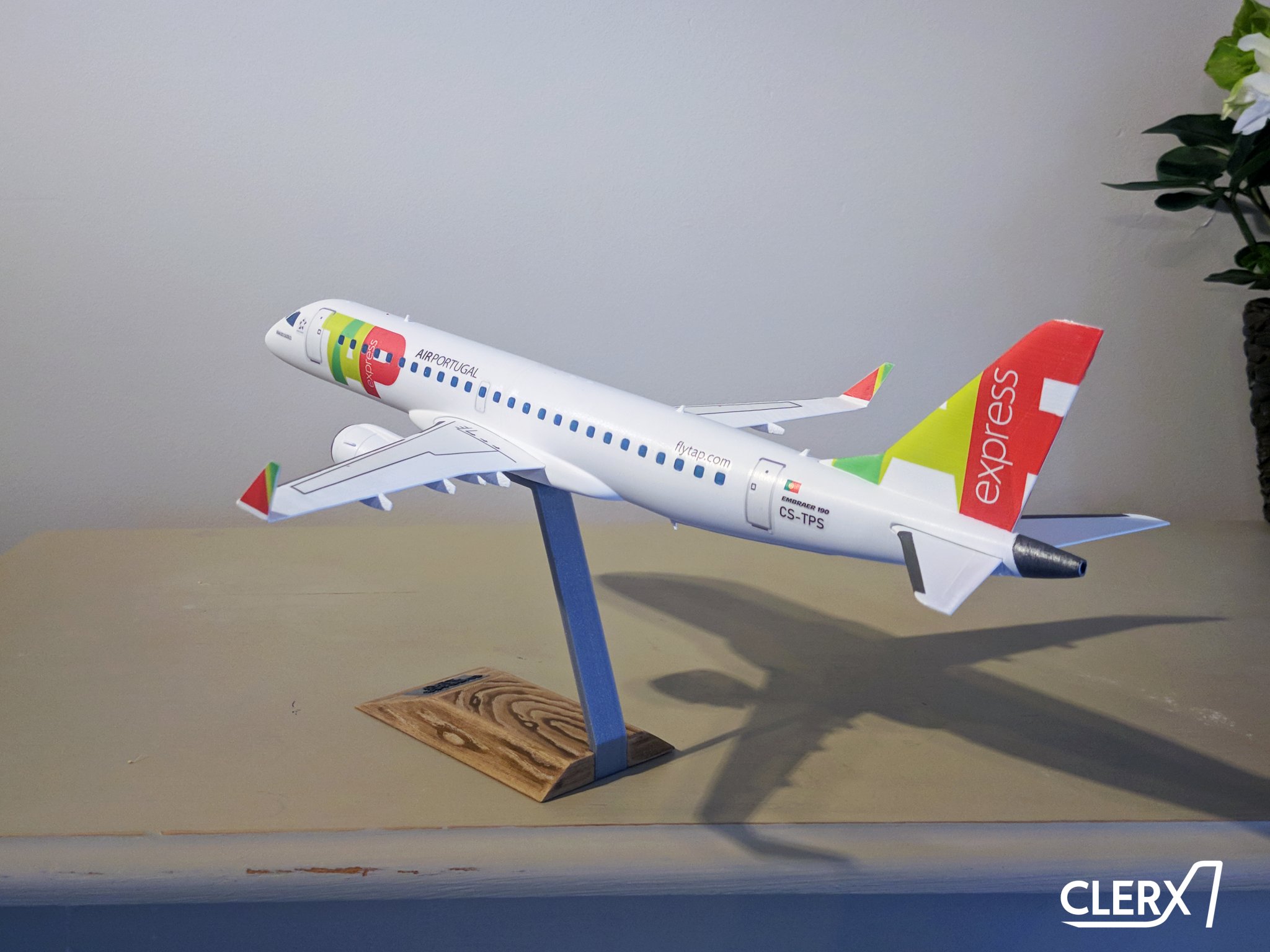 Mô hình máy bay Embraer E190 tỉ lệ 1:100