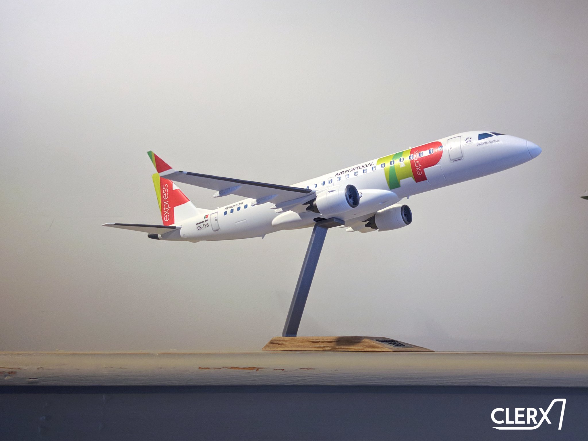 Mô hình máy bay Embraer E190 tỉ lệ 1:100