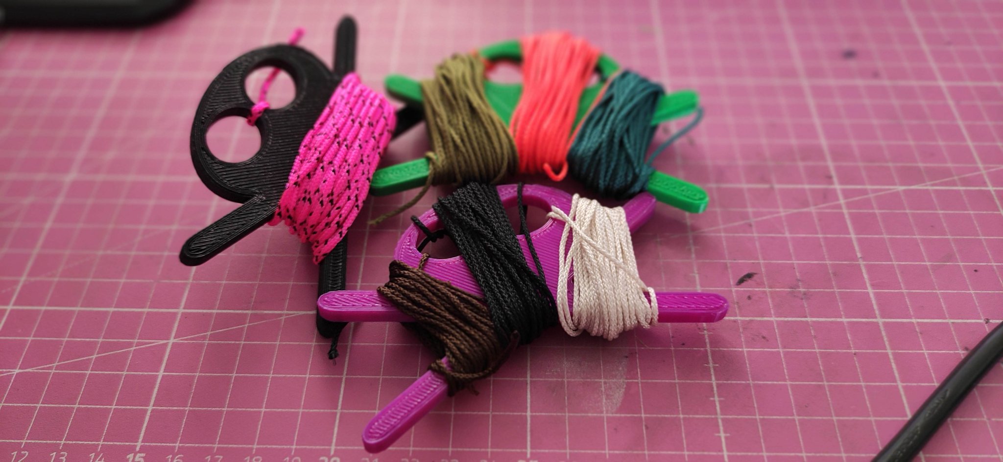 Giá đỡ cuộn dây Paracord Micro và Typ I Skully