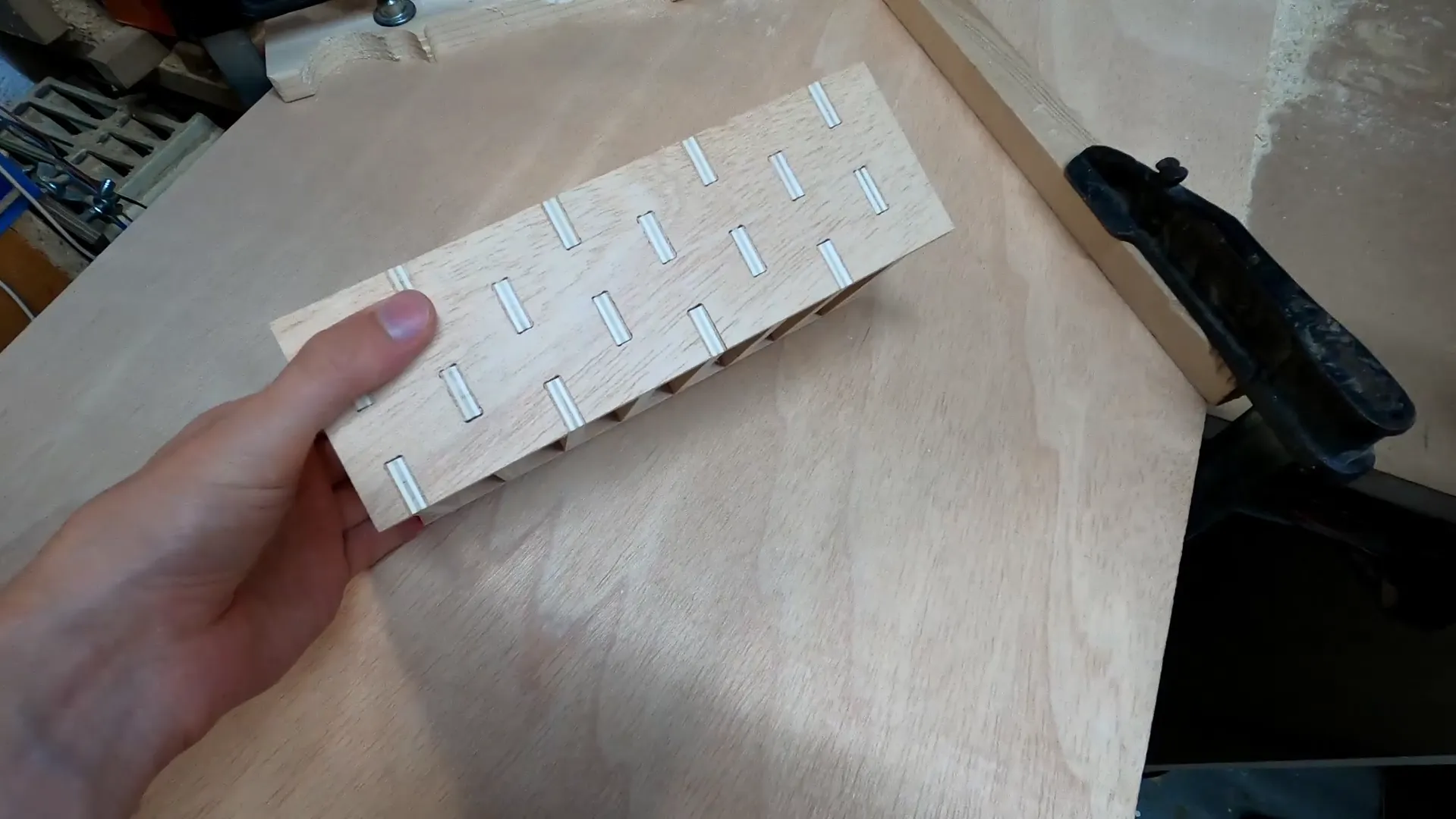 Hộp phân tách với các chấu nhô ra