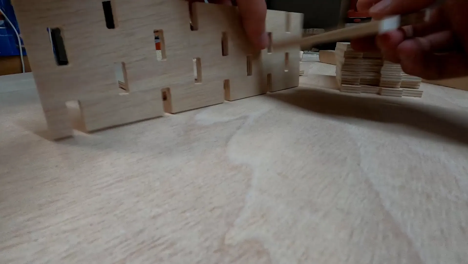 Hộp phân tách với các chấu nhô ra