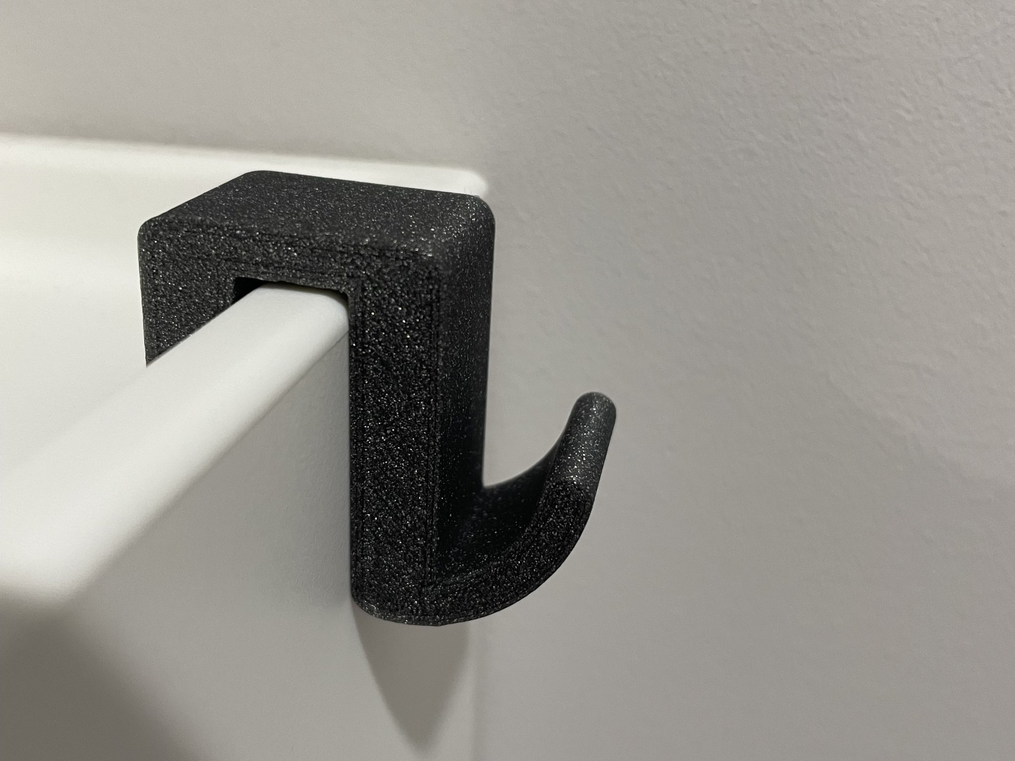 Móc treo bên cạnh tủ đựng giày Trones của IKEA