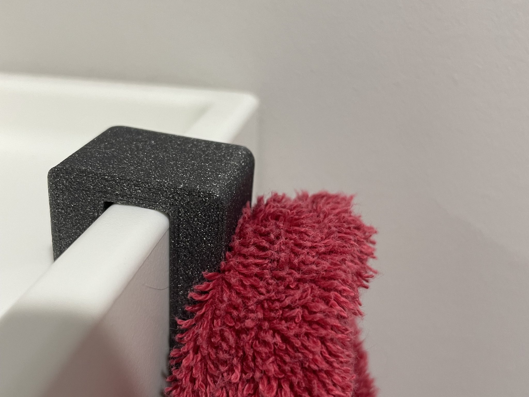 Móc treo bên cạnh tủ đựng giày Trones của IKEA