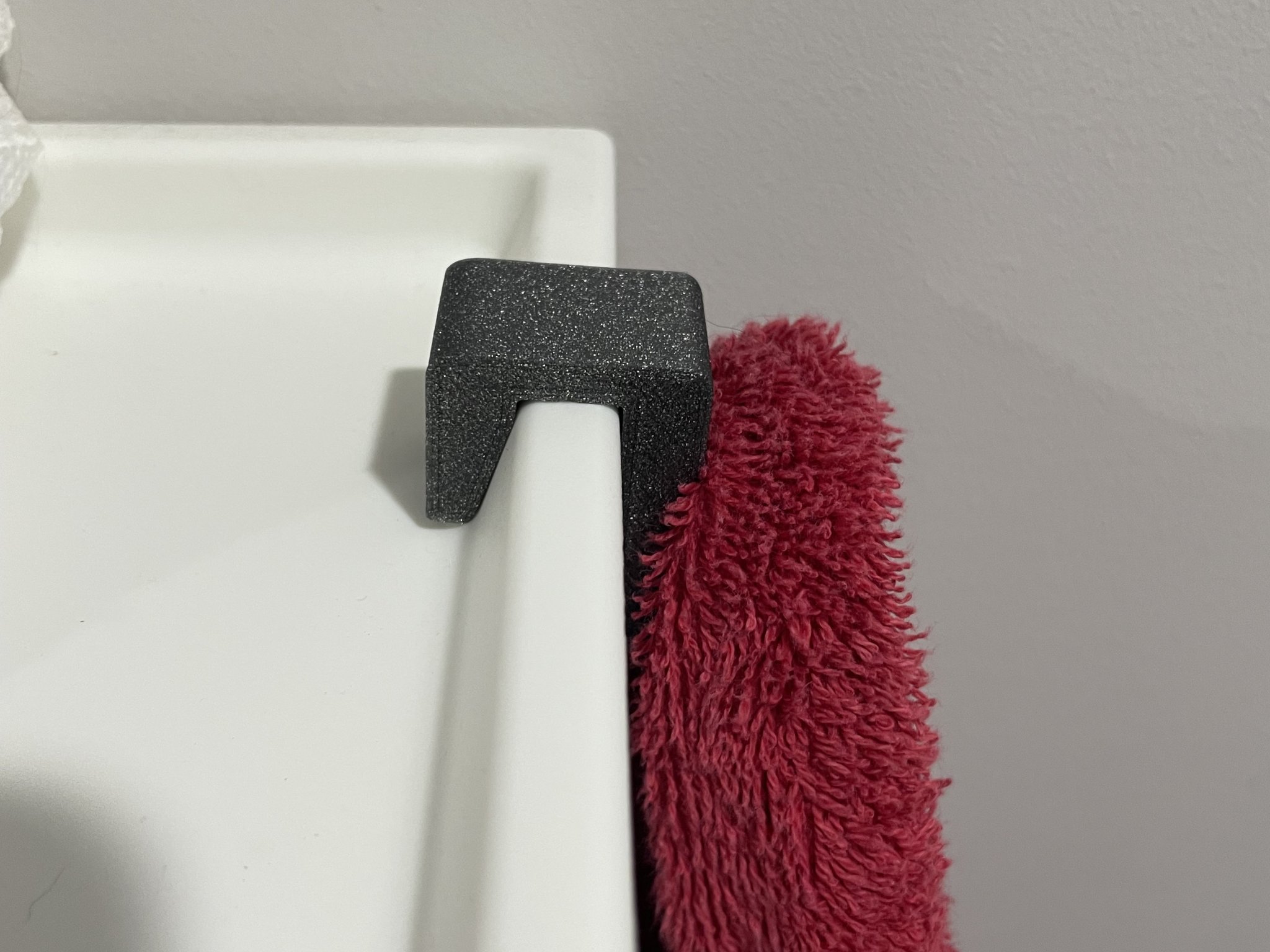 Móc treo bên cạnh tủ đựng giày Trones của IKEA