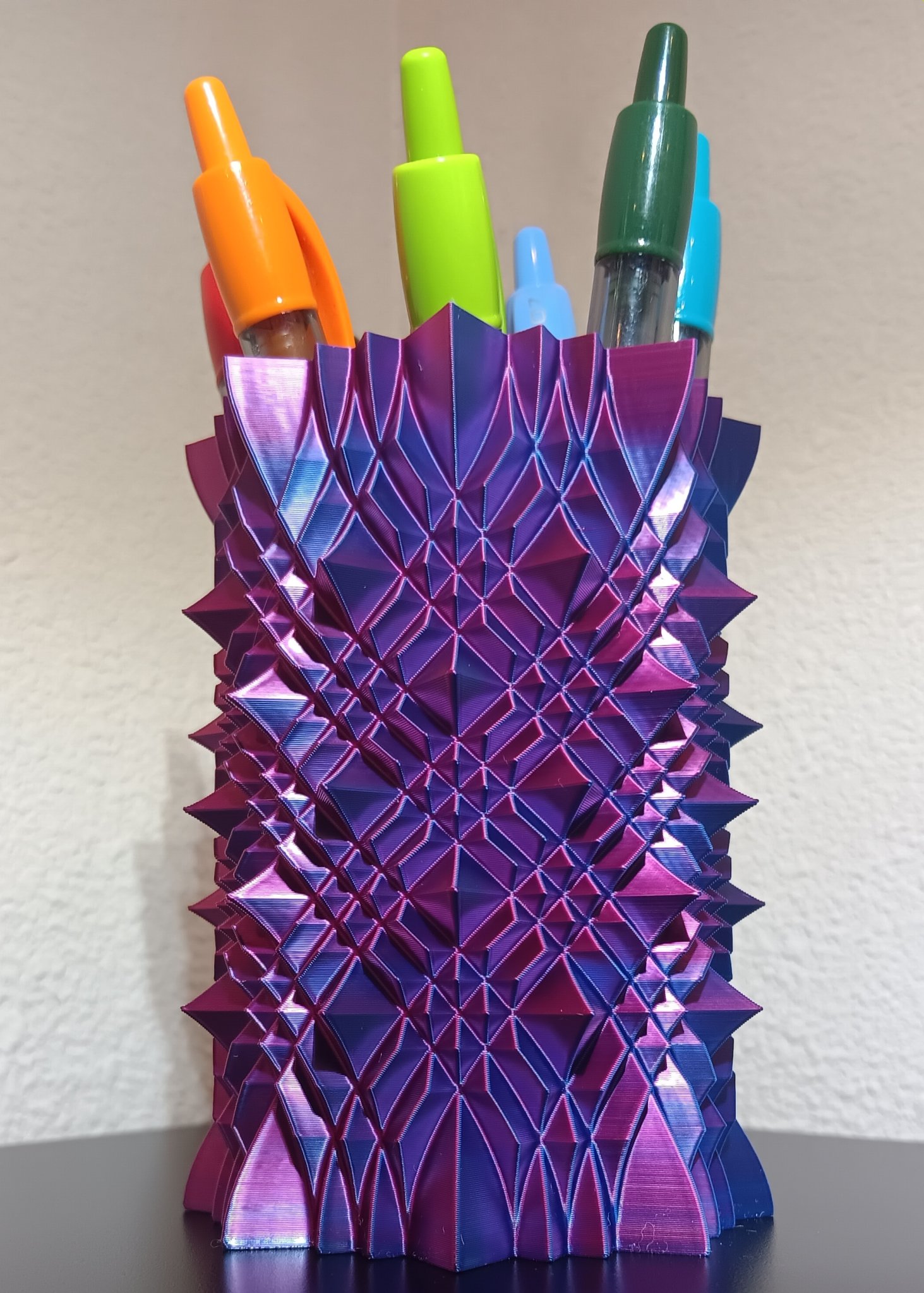 Cốc bút với gai nhọn bảo vệ không cho chạm vào