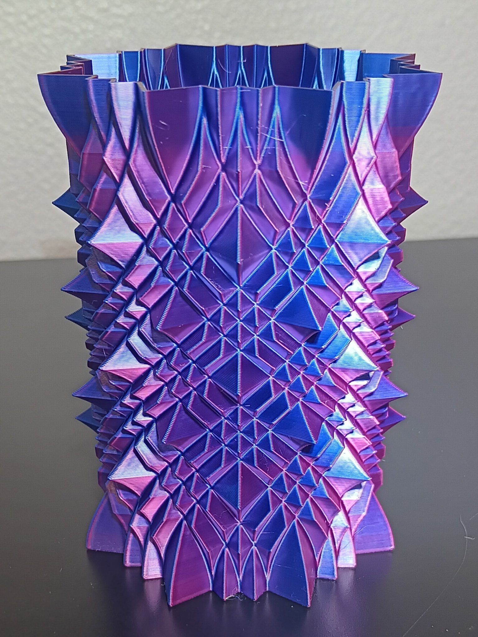 Cốc bút với gai nhọn bảo vệ không cho chạm vào