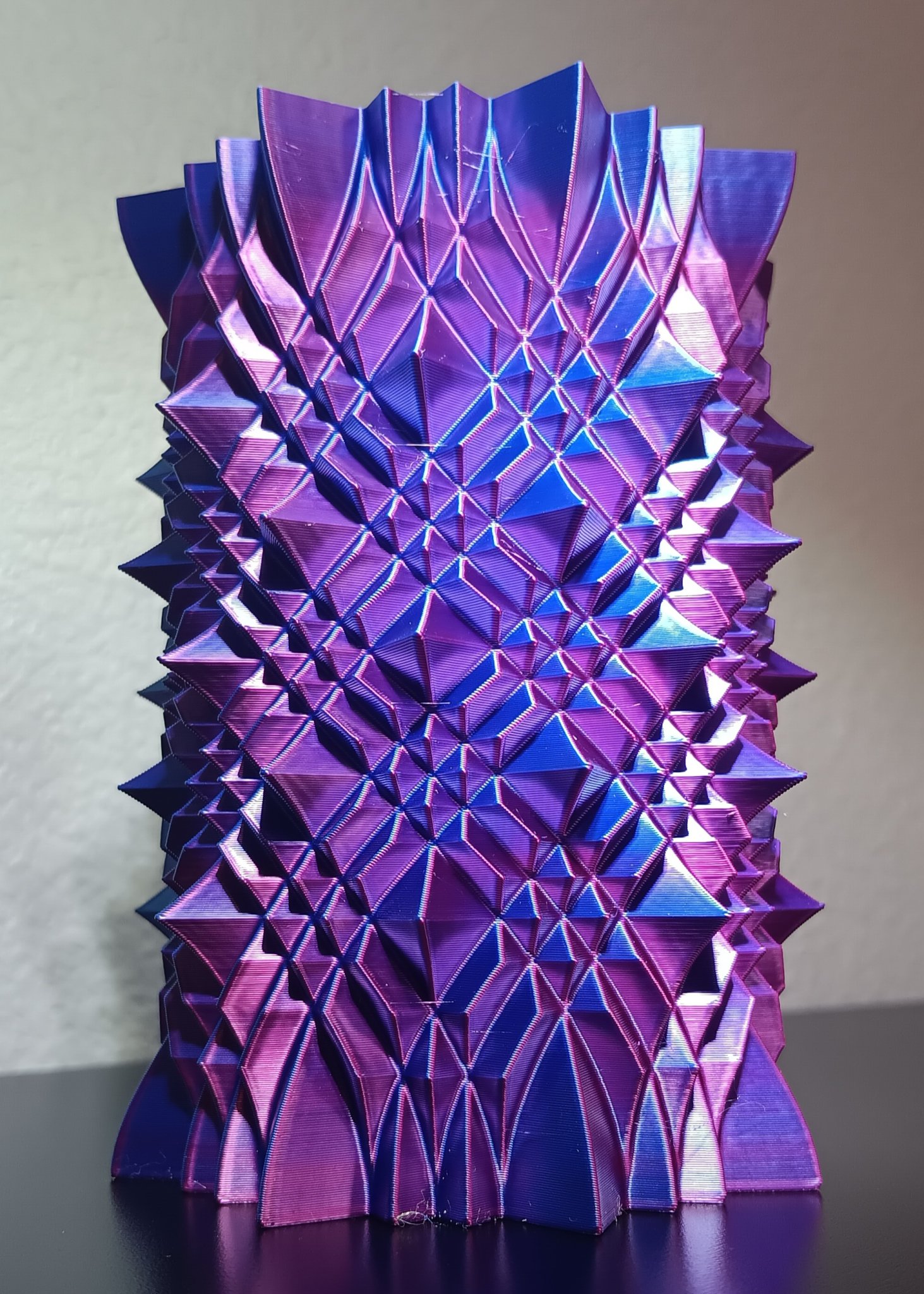 Cốc bút với gai nhọn bảo vệ không cho chạm vào