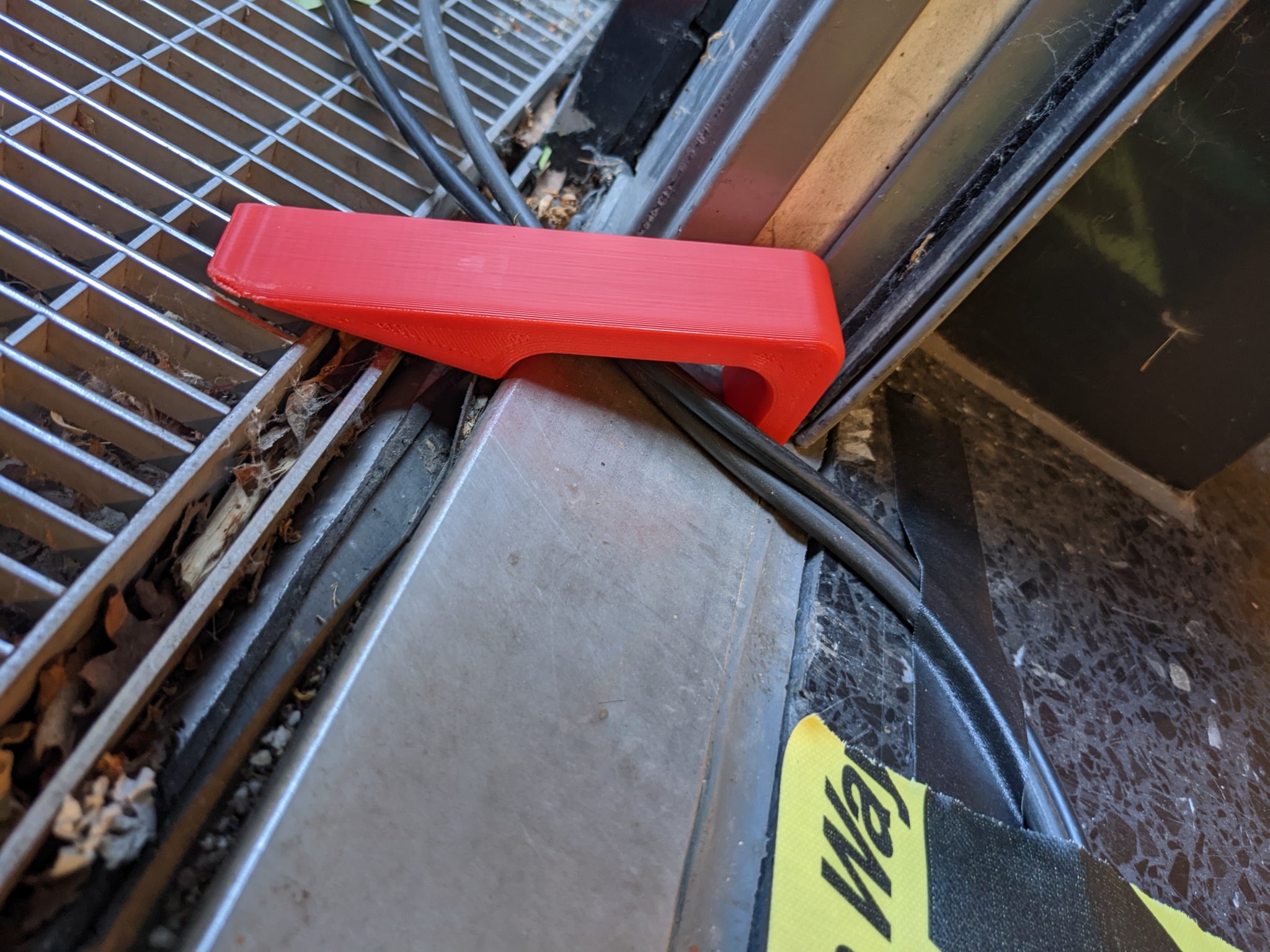 Chặn cửa với lỗ cáp cho dây điện