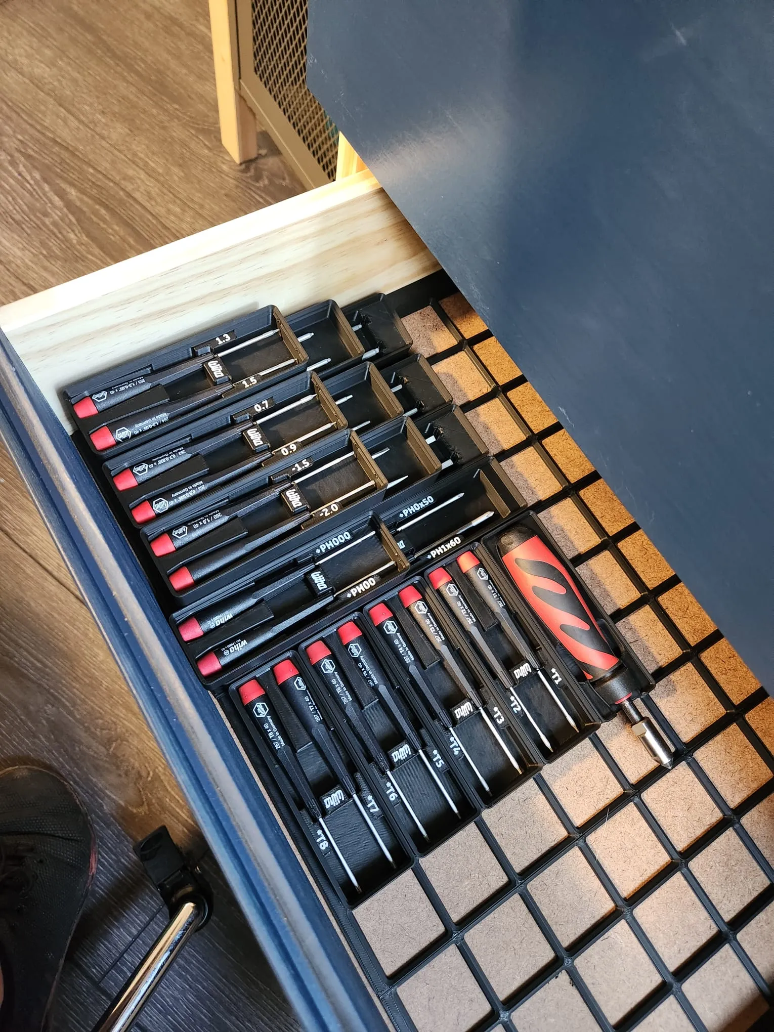 Bộ dụng cụ lái chính xác Wiha với nhãn Gridfinity