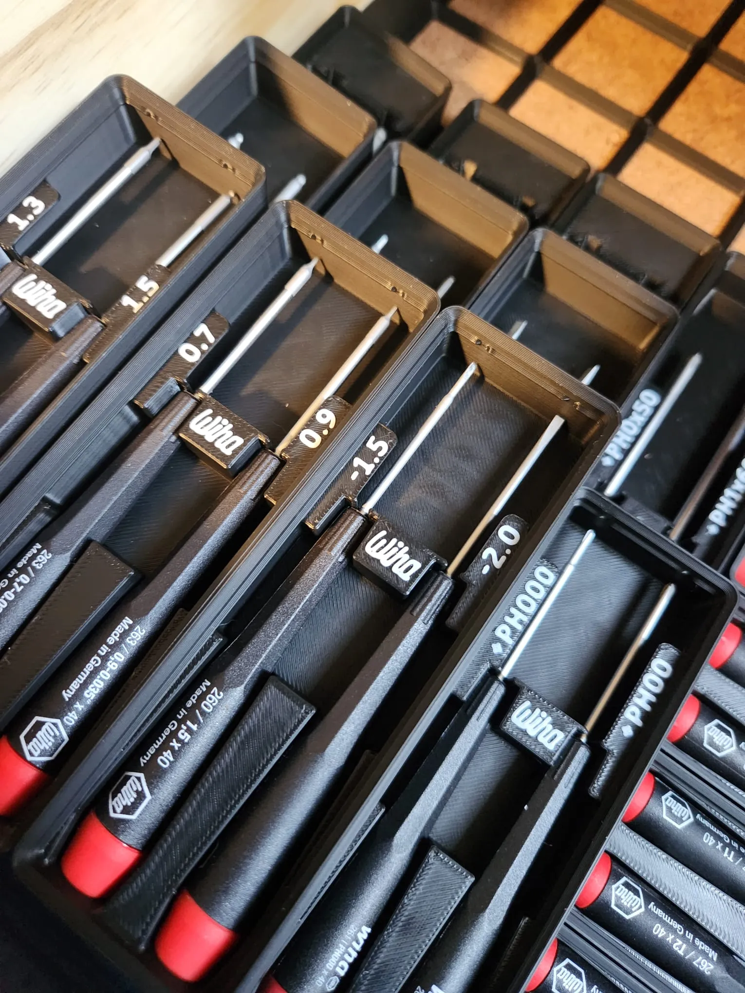 Bộ dụng cụ lái chính xác Wiha với nhãn Gridfinity