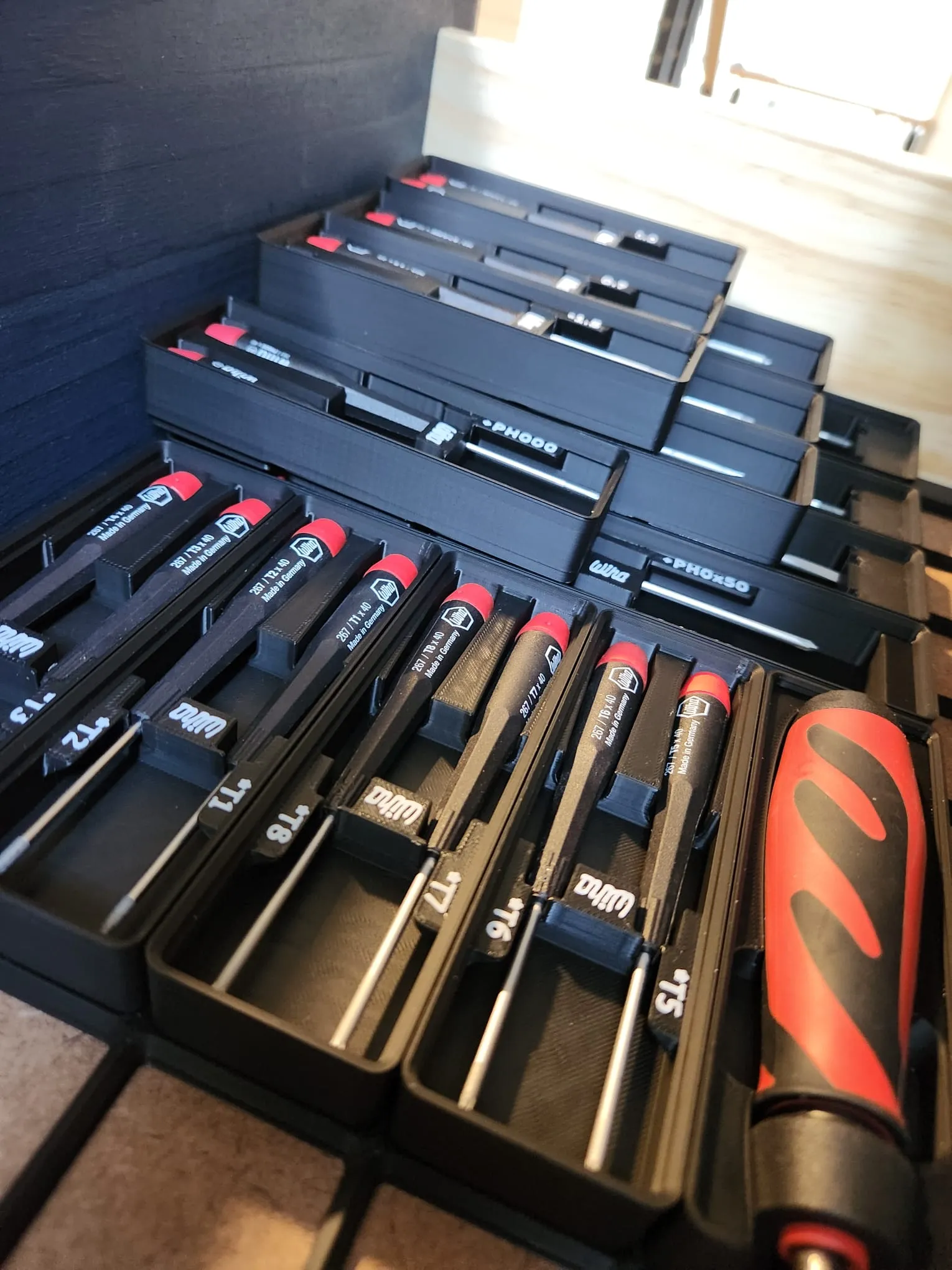 Bộ dụng cụ lái chính xác Wiha với nhãn Gridfinity