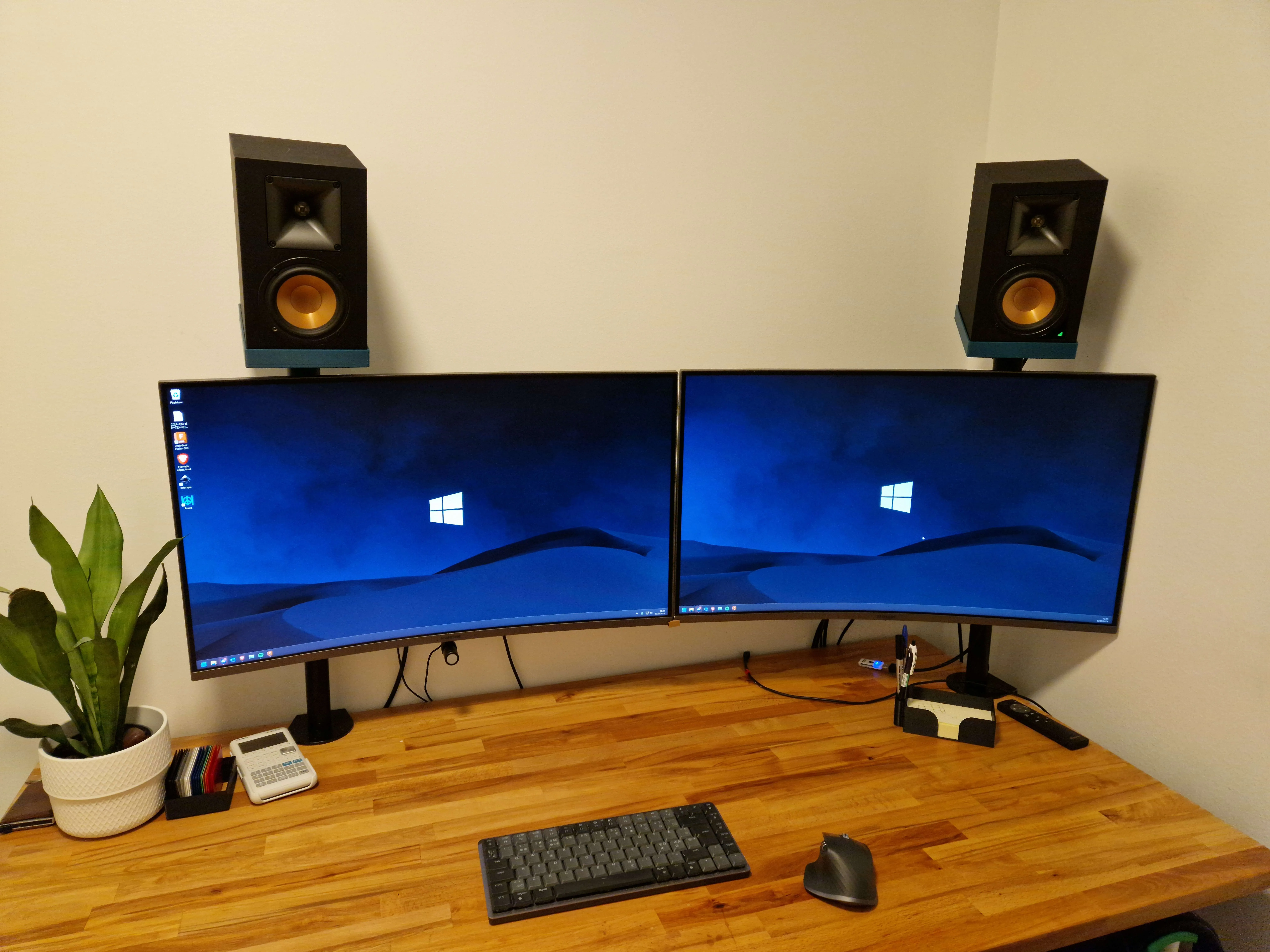 Giá đỡ loa trên màn hình với góc nghiêng 15 độ