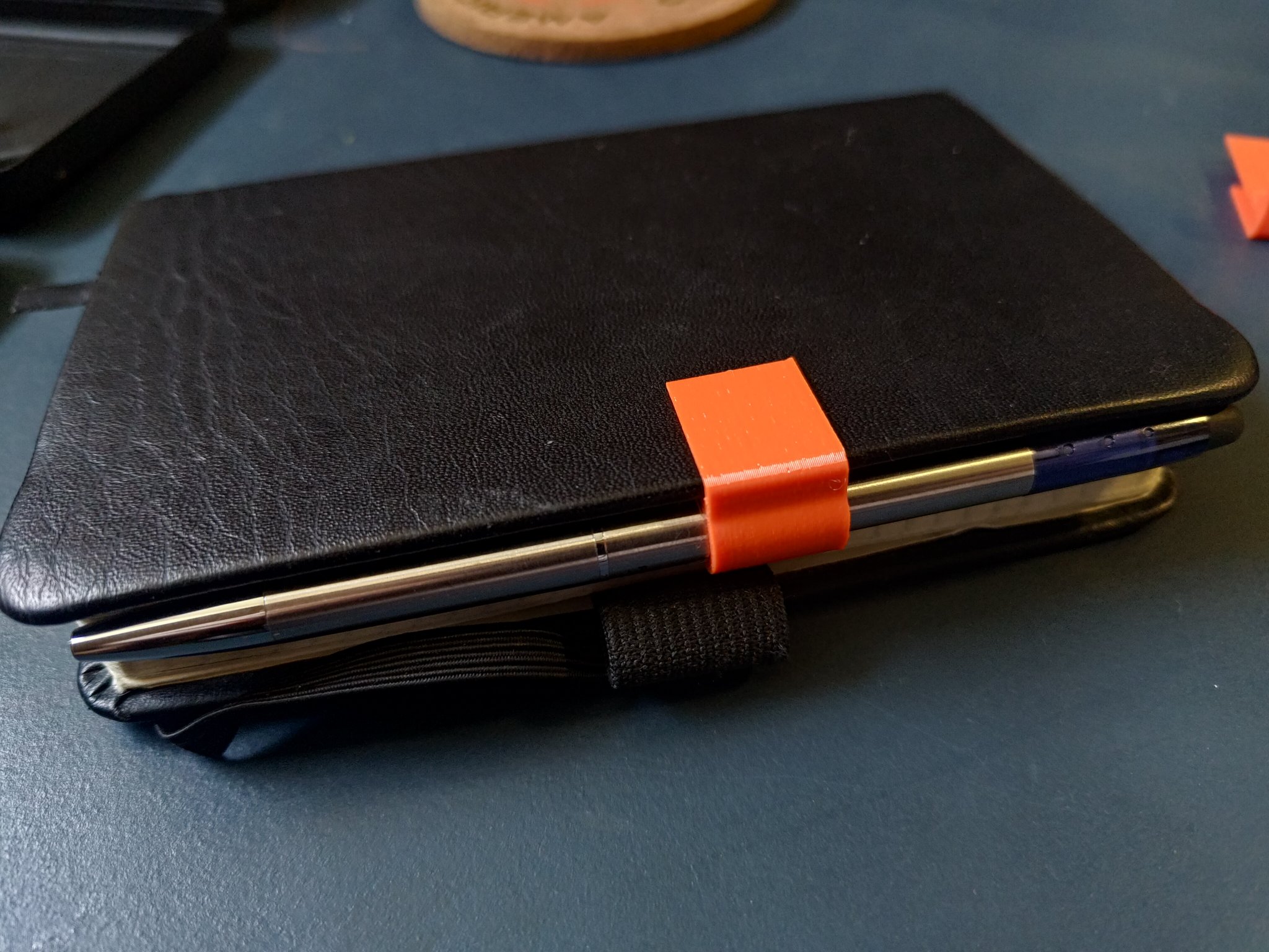 Giá đỡ bút Pilot FriXion Ball Slim Biz cho sổ tay