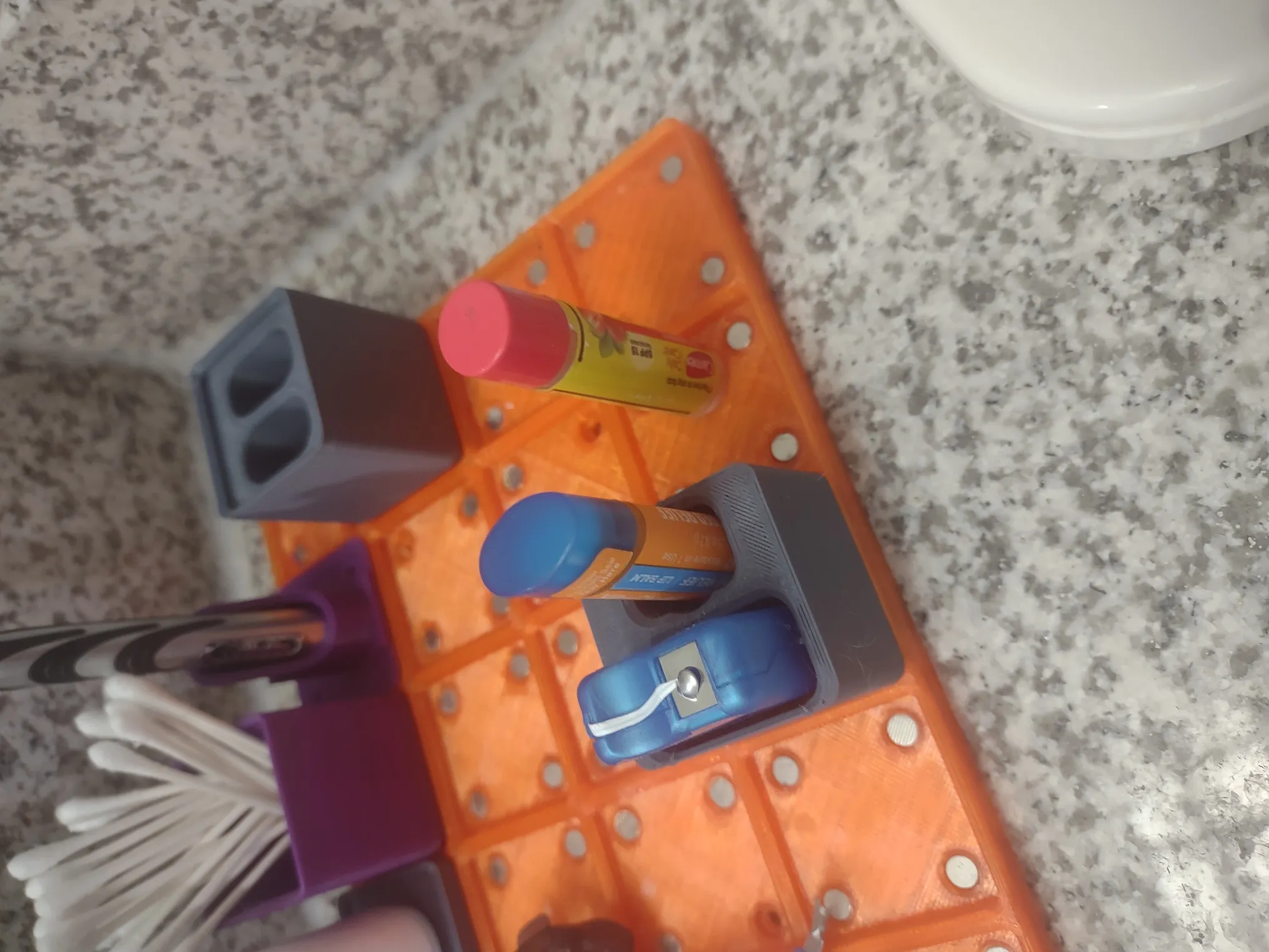 Giá đỡ son dưỡng môi và chỉ nha khoa Gridinify