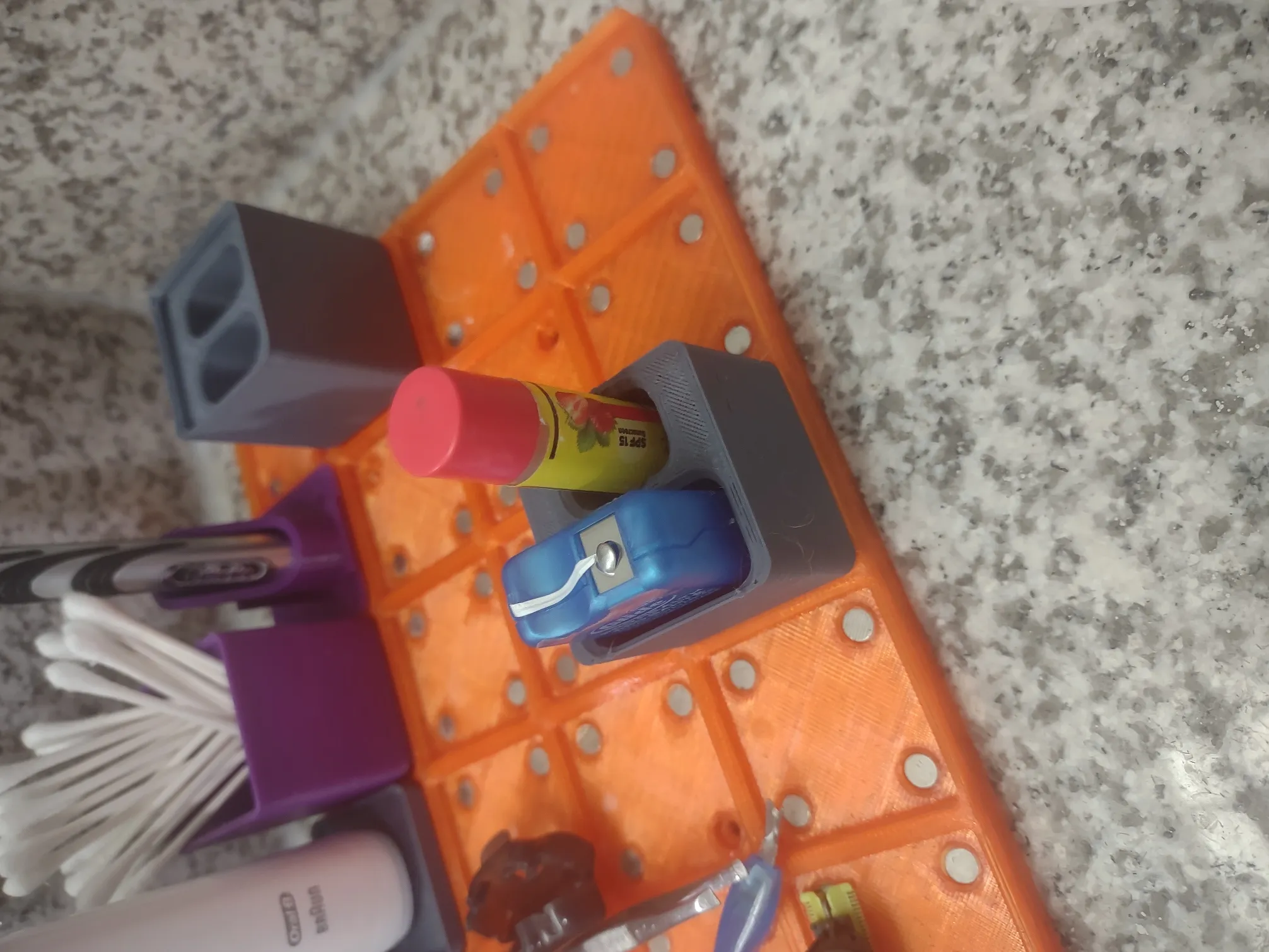 Giá đỡ son dưỡng môi và chỉ nha khoa Gridinify