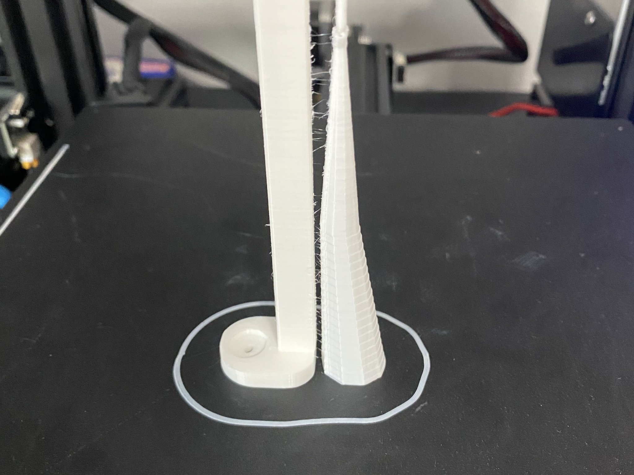 Giá đỡ tổ chức bàn làm việc đơn giản dưới bàn