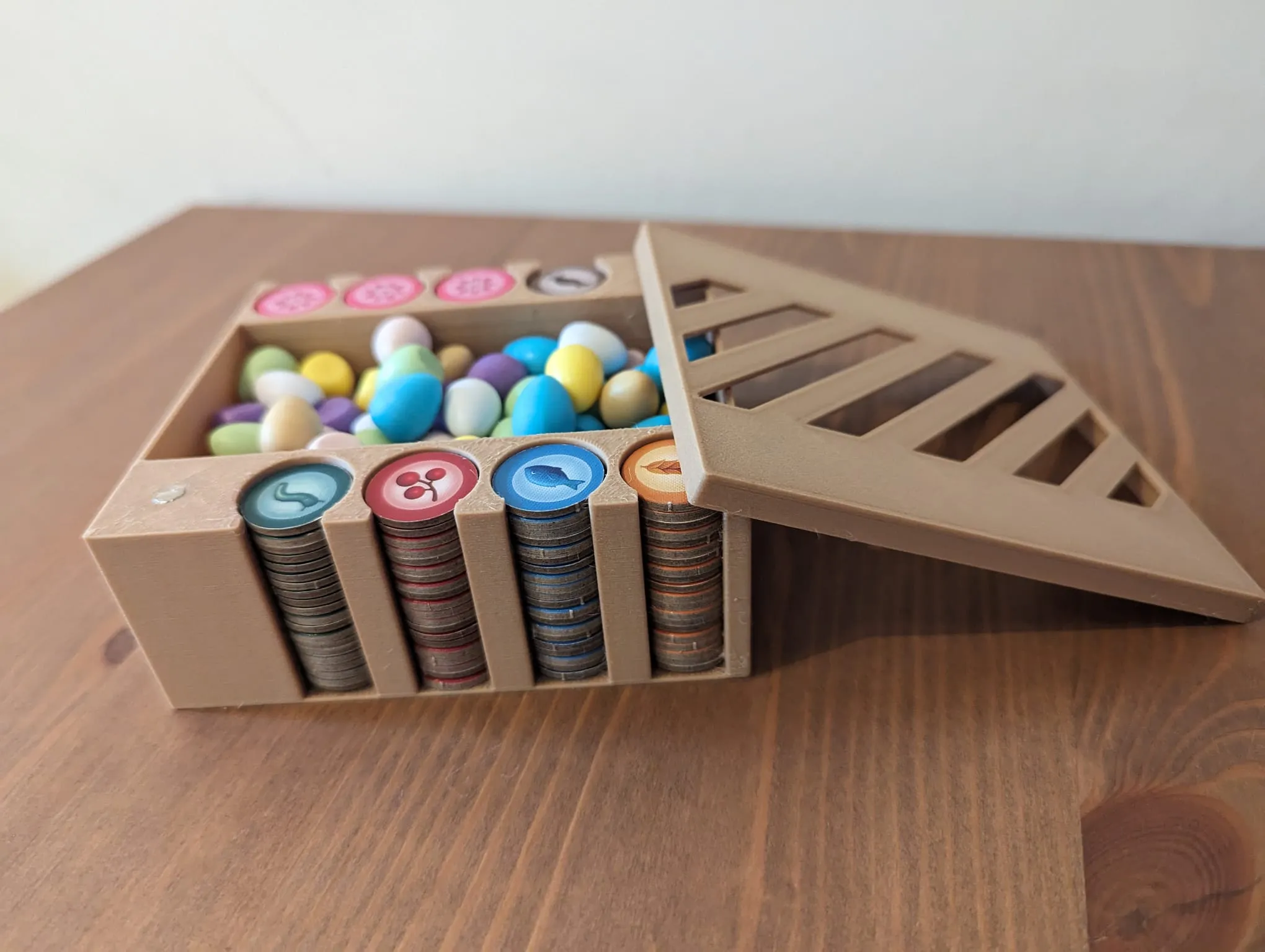 Hộp đựng token thực phẩm và trứng trong Wingspan