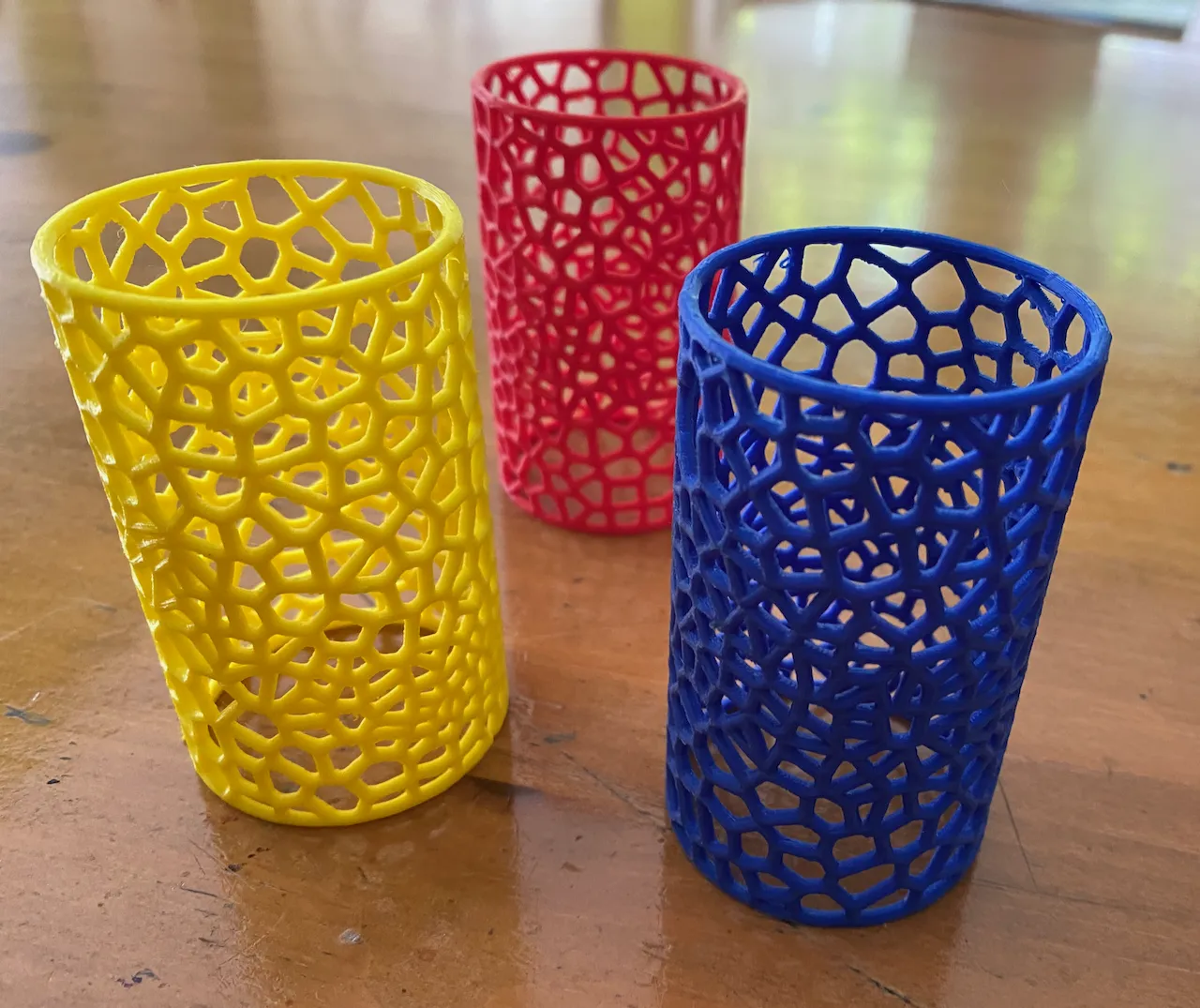 Xi lanh rỗng có họa tiết Voronoi với dải giữa đặc sắc