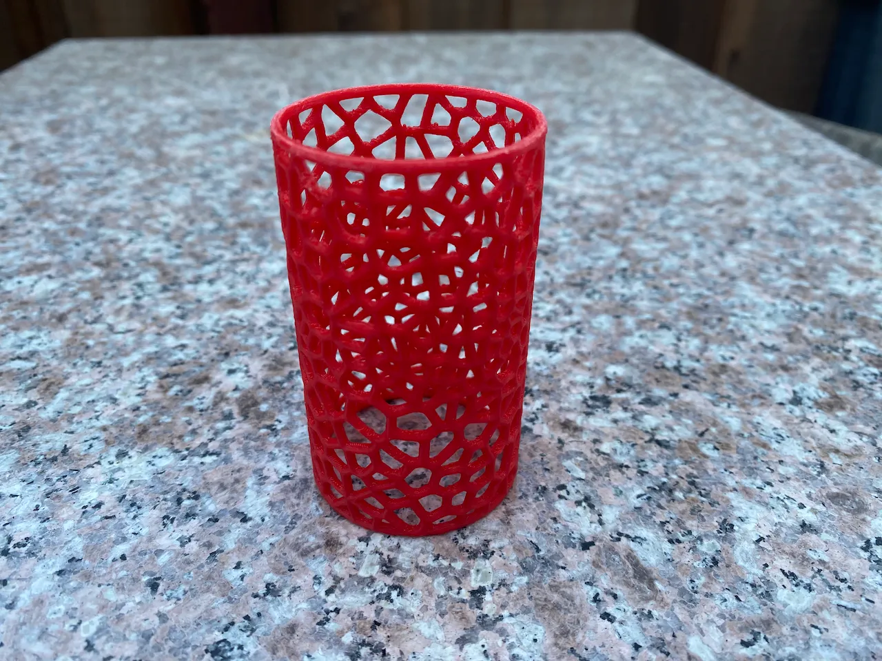 Xi lanh rỗng có họa tiết Voronoi với dải giữa đặc sắc