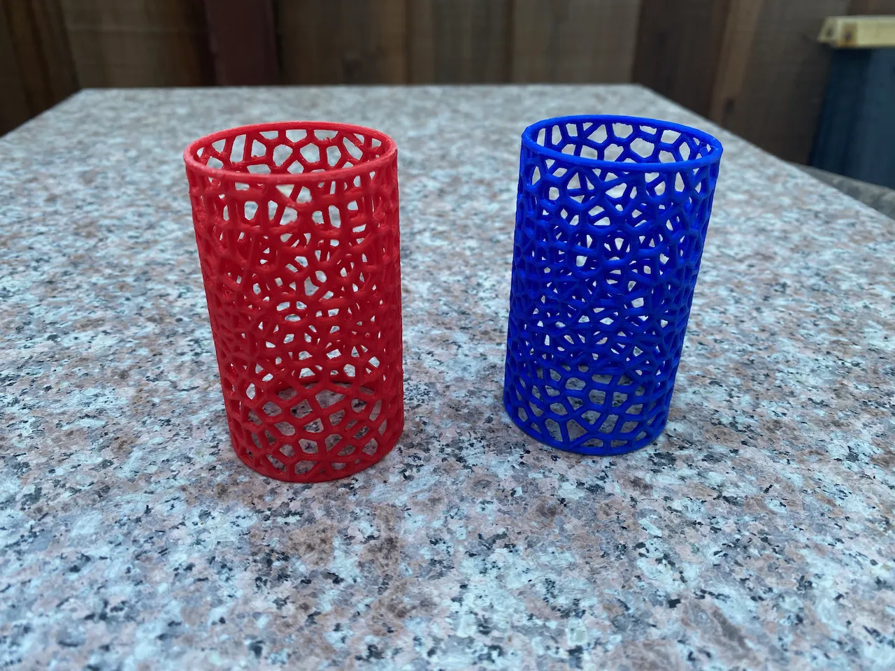 Xi lanh rỗng có họa tiết Voronoi với dải giữa đặc sắc