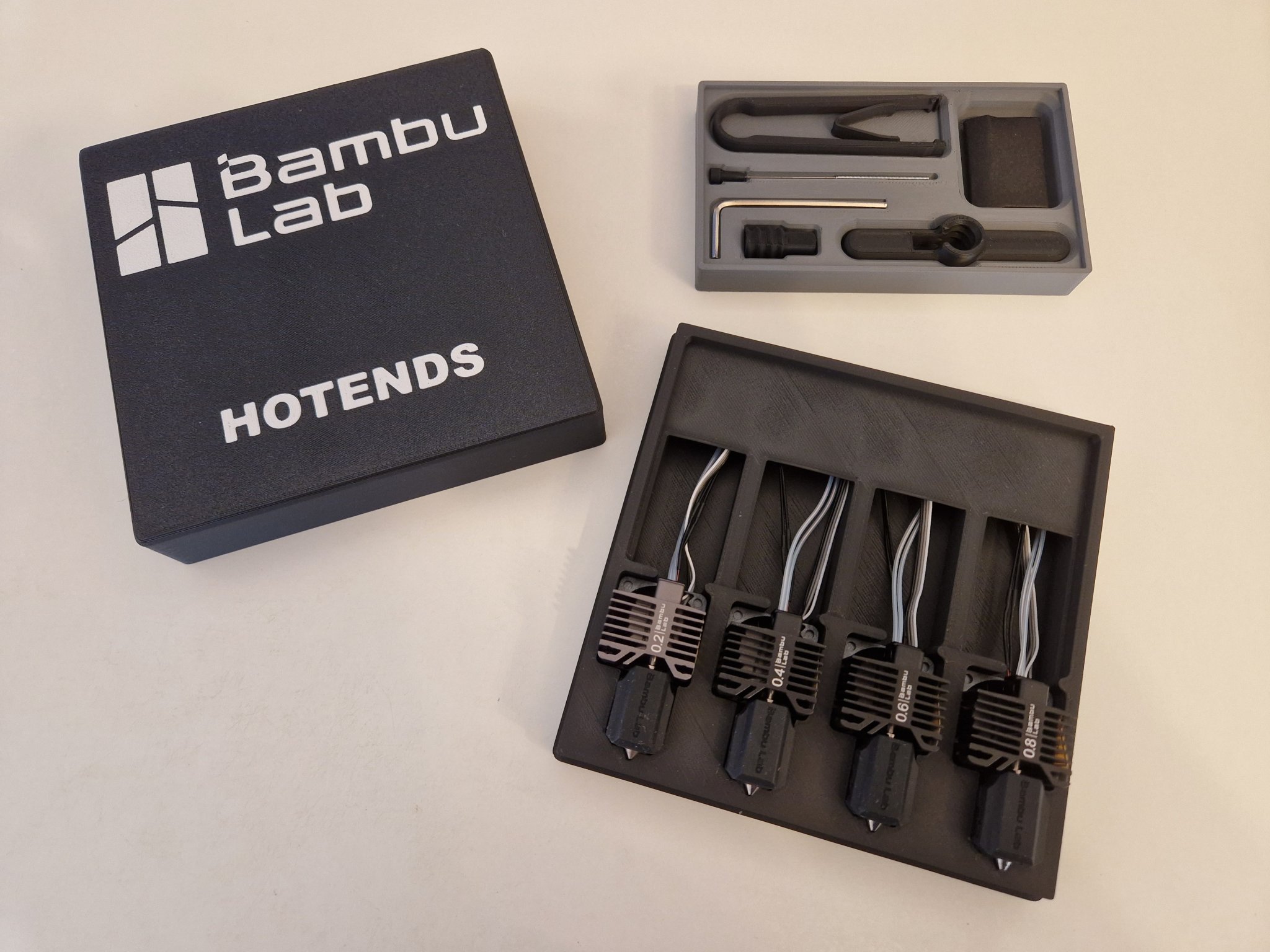 Hộp lưu trữ hotend Bambu với các khay khác nhau