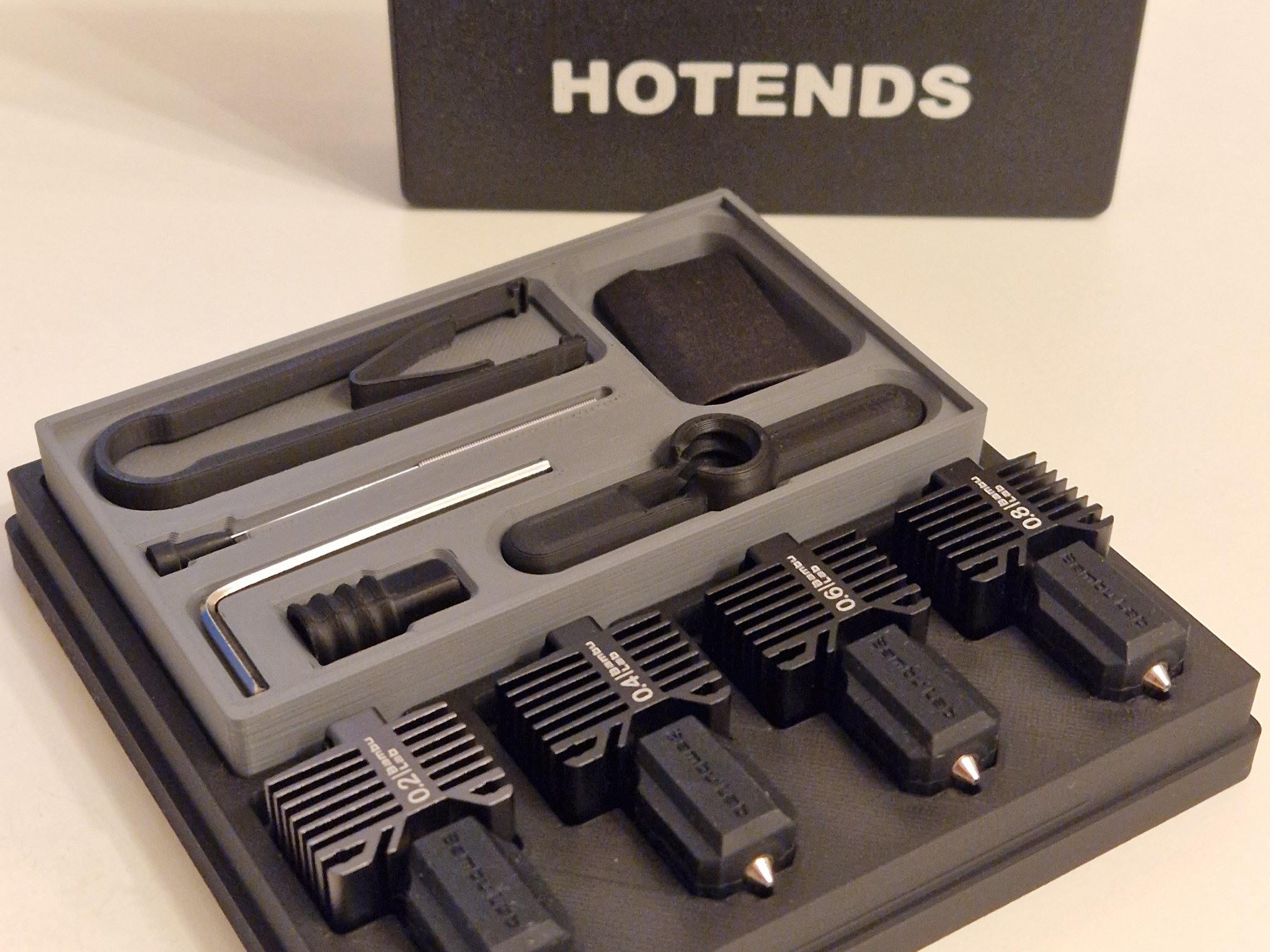 Hộp lưu trữ hotend Bambu với các khay khác nhau