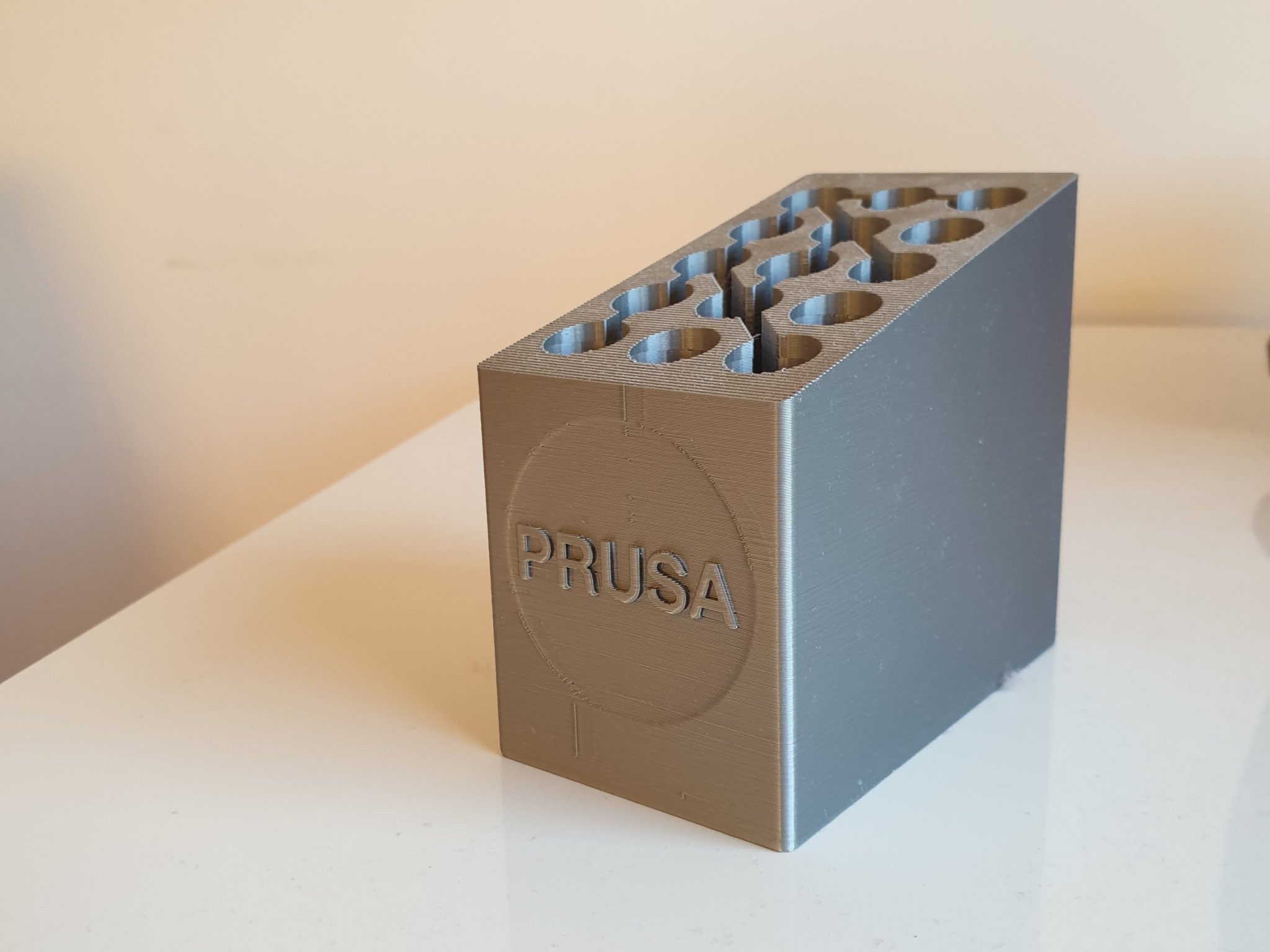 Giá đỡ bút nhỏ gọn với logo PRUSA