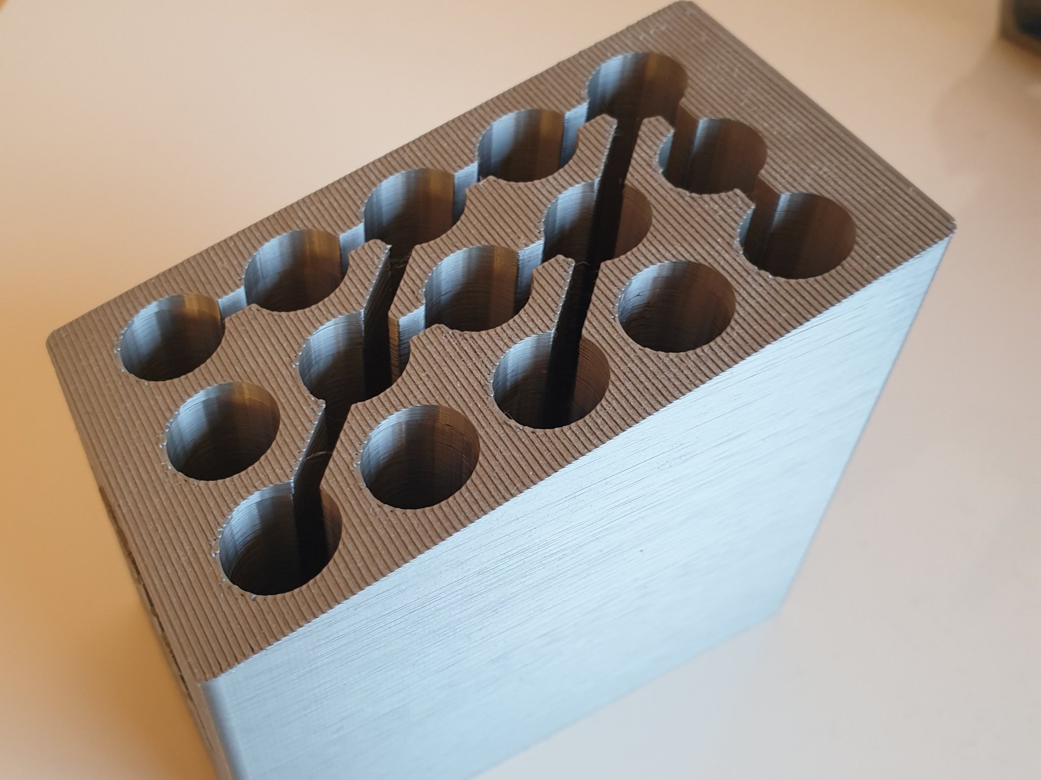 Giá đỡ bút nhỏ gọn với logo PRUSA