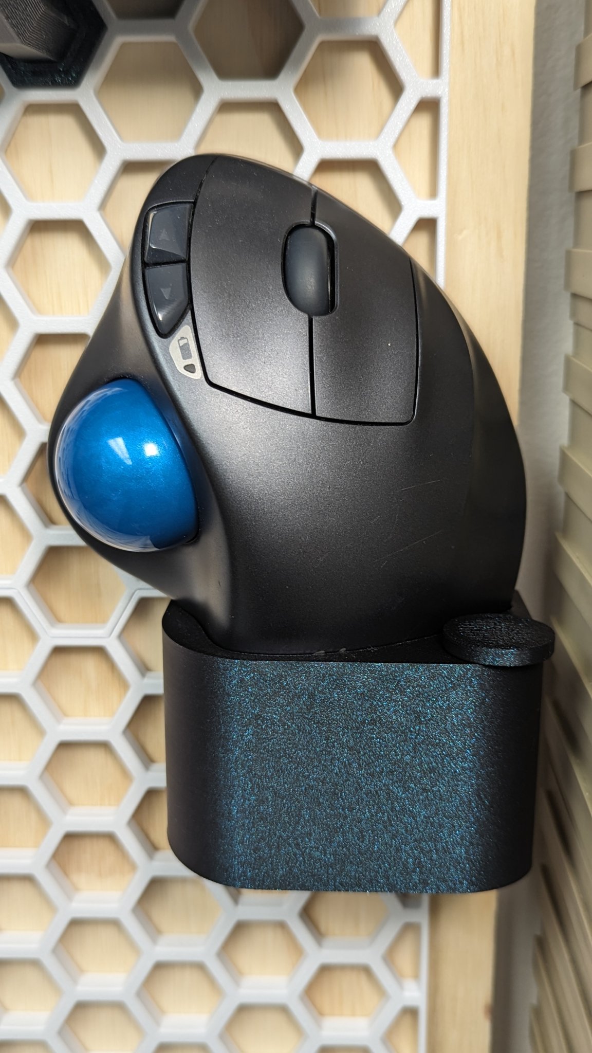 Giá đỡ chuột Logitech M570 với khoang lưu trữ hình tổ ong