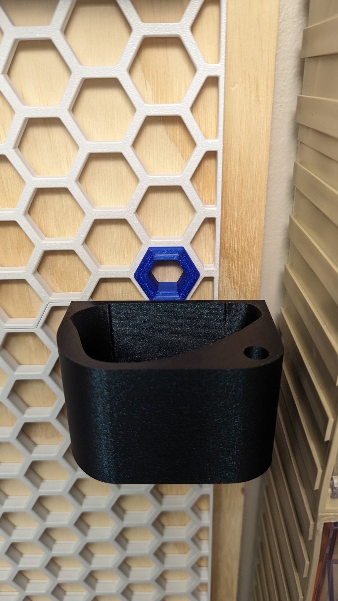 Giá đỡ chuột Logitech M570 với khoang lưu trữ hình tổ ong