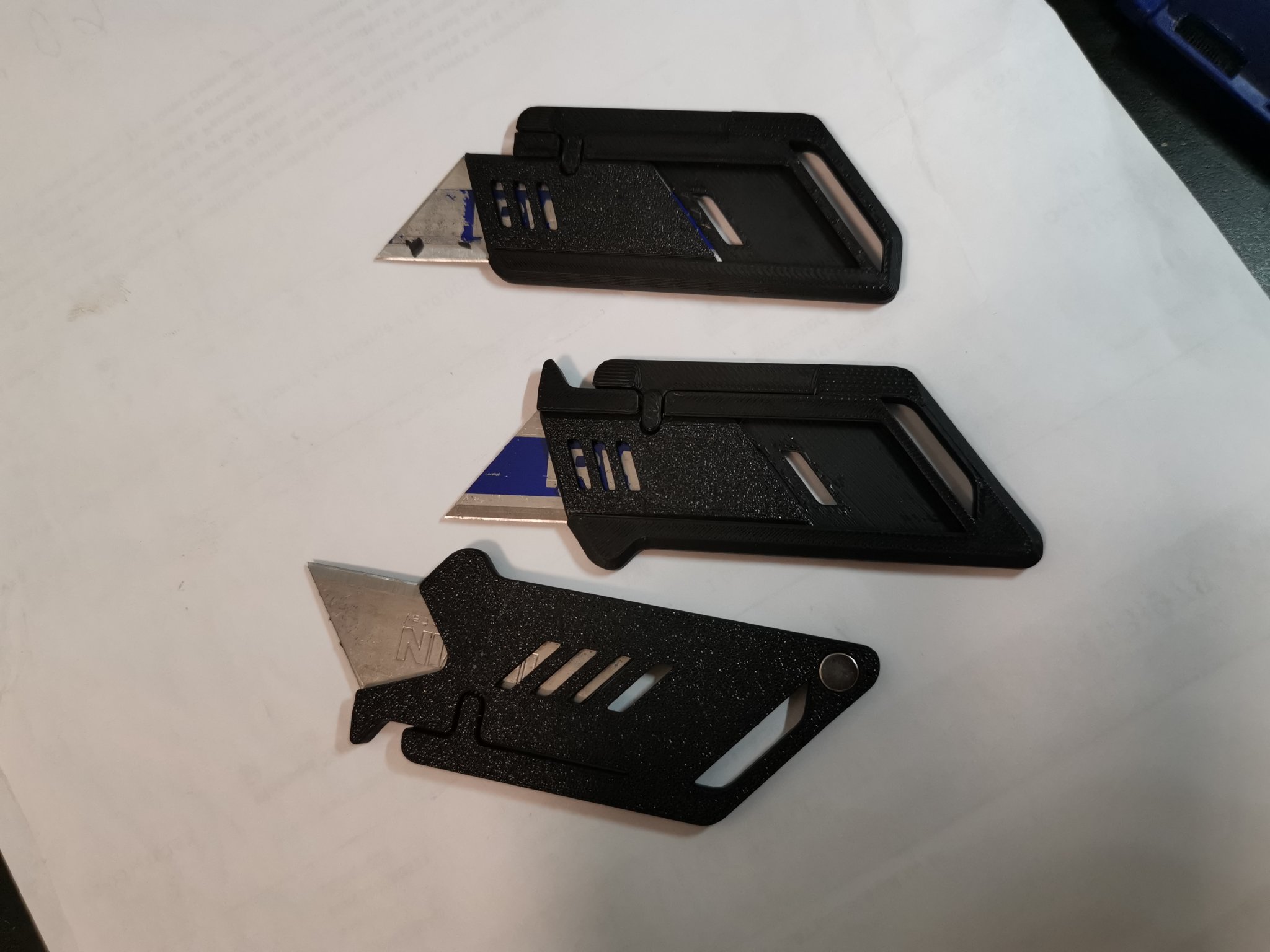 Dao đa năng treo chìa khóa với tay cầm và lỗ nam châm