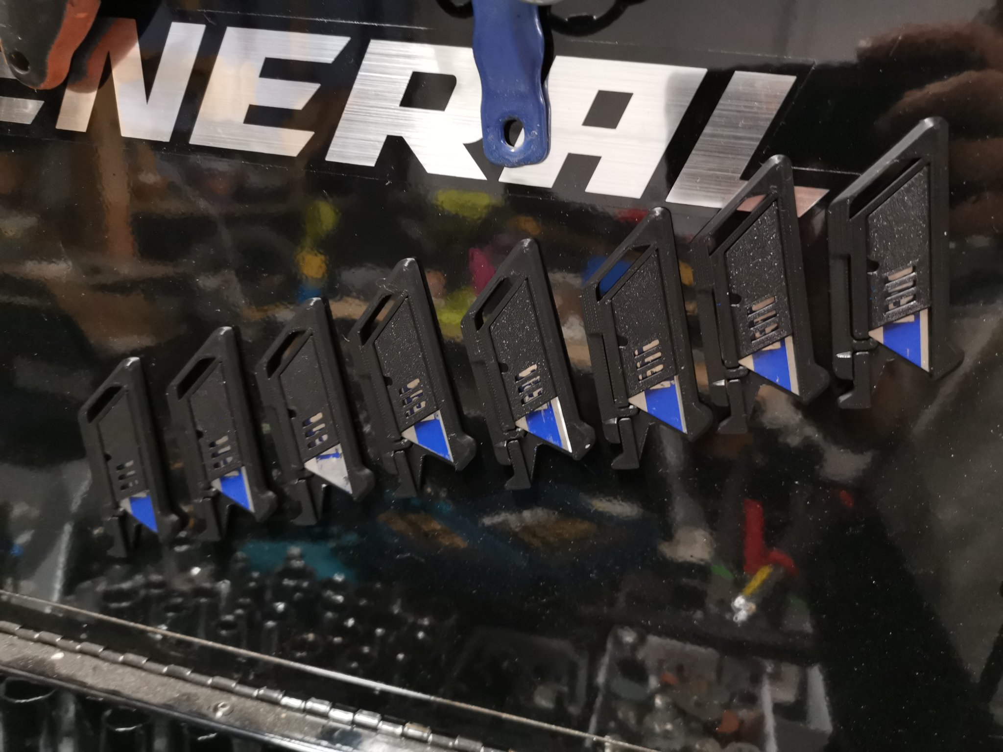 Dao đa năng treo chìa khóa với tay cầm và lỗ nam châm