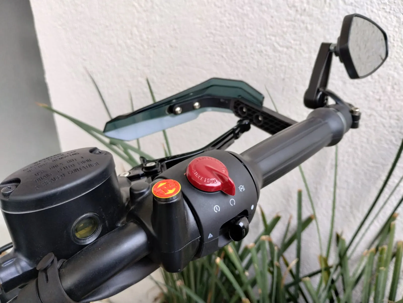 Nắp thay thế gương xe máy có logo Royal Enfield