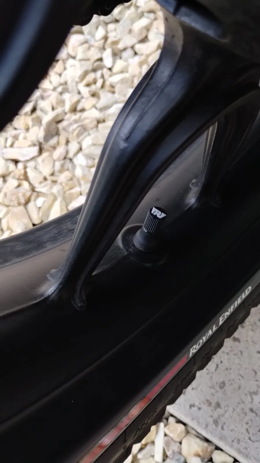 Vòi xe với logo Royal Enfield