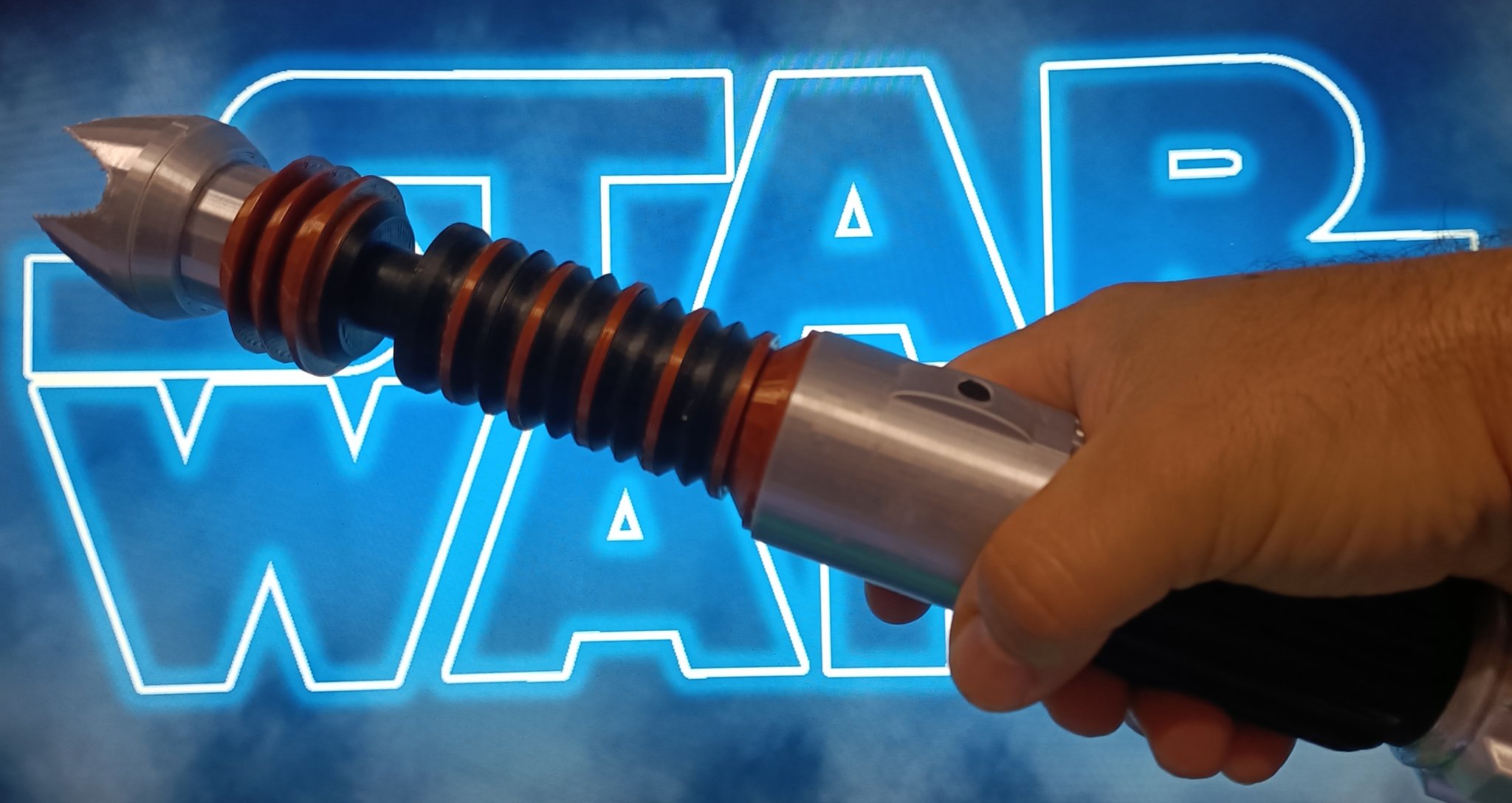 Sable laser tùy chỉnh với đế trưng bày