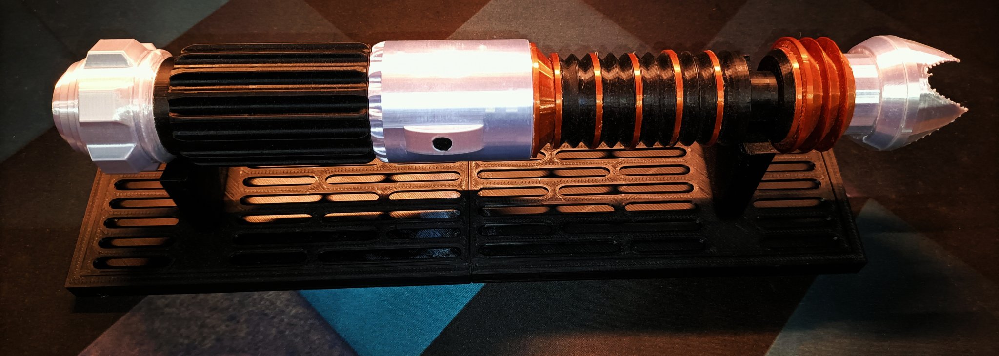 Sable laser tùy chỉnh với đế trưng bày